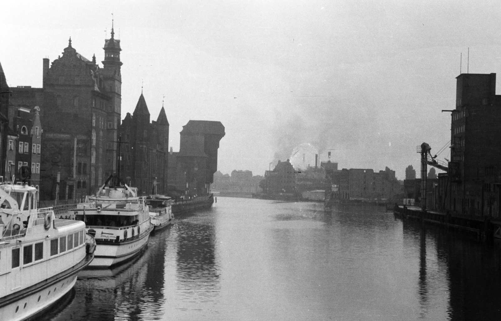 Poland, Gdańsk, Motława folyó, balra az ulica Długie Pobrzeże, ott előtérben az egytornyos épület aTermészettudósok Háza (Dom Przyrodników), ettől jobbra a Mária Kapu (Brama Mariacka). A felvétel a Zöld híd (Zielony Most)-ról készült., 1967, BL, ship, river, Fortepan #218268