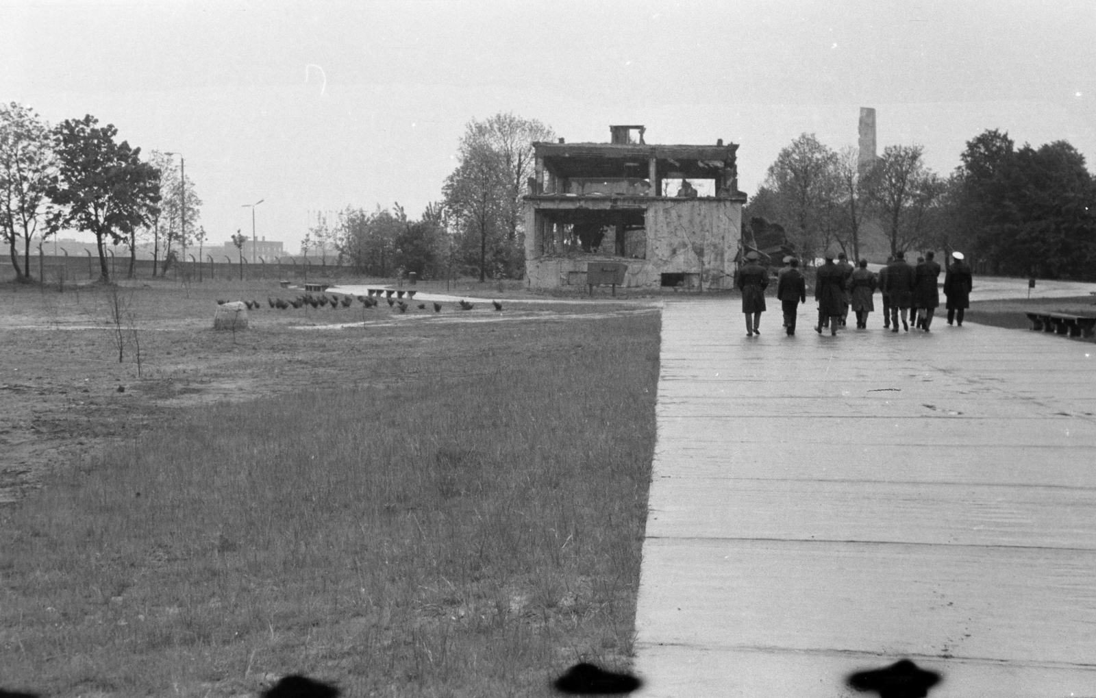Poland, Gdańsk, Westerplatte, a laktanya romja, jobbra a háttérben a Westerplatte-i csata emlékműve., 1967, BL, Fortepan #218271