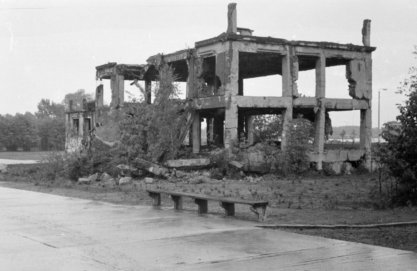 Poland, Gdańsk, Westerplatte, a laktanya romja., 1967, BL, damaged building, Fortepan #218272