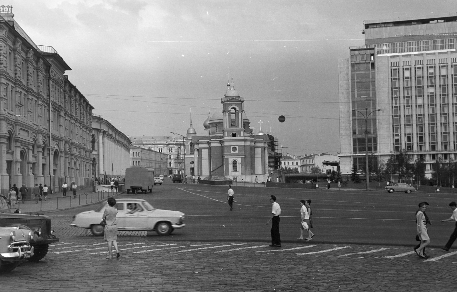 Oroszország, Moszkva, Vörös tér, szemben balra a Varvarka (Razina) utca, ettől jobbra a Szent Borbála-templom és a Rosszija szálló., 1969, BL, Fortepan #218276