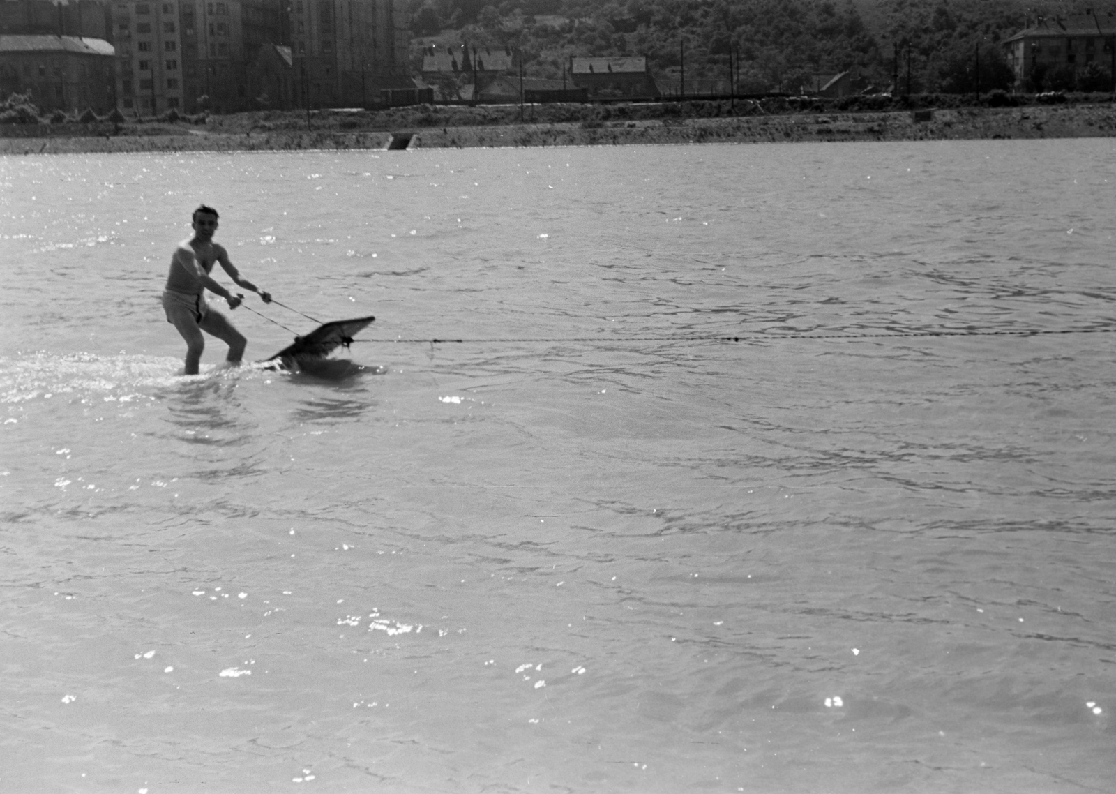 Magyarország, Budapest II., Duna a Margit-szigetnél, háttérben az Árpád fejedelem útja épületei a Kavics utca és a Zsigmond tér közötti szakaszon., 1955, BL, Budapest, vízisport, Fortepan #218303