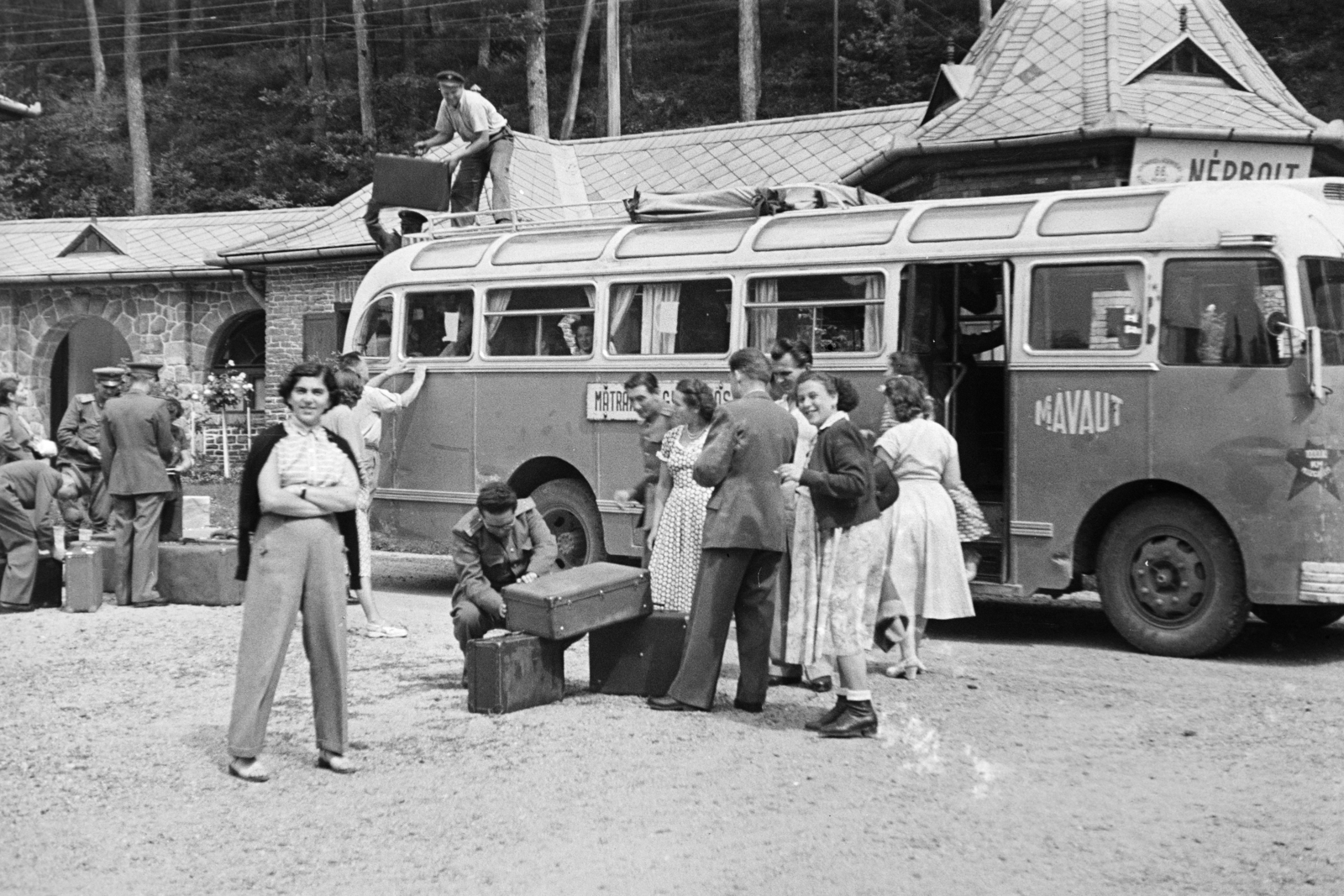 Hungary, Mátraháza, a Honvéd tiszti üdülő parkolója., 1952, BL, MÁVAUT-organisation, people's store, suitcase, Fortepan #218306
