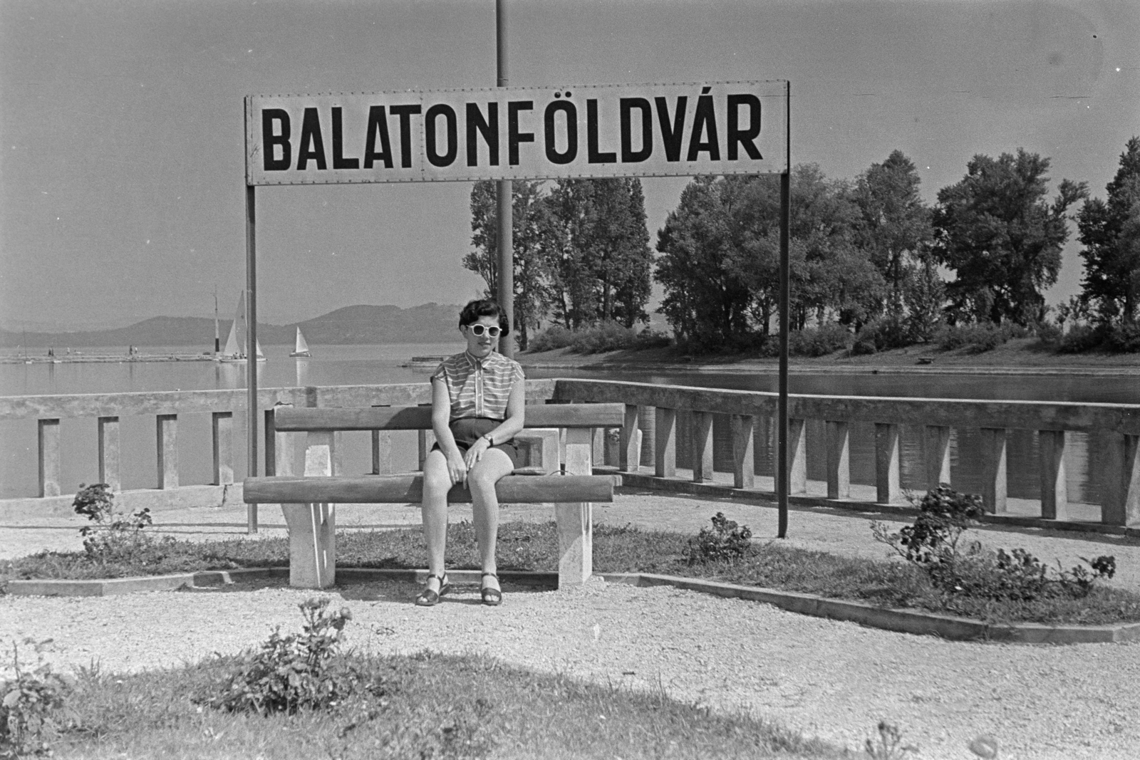 Hungary, Balatonföldvár, kikötő, park a hajóállomásnál., 1955, BL, bench, Balaton ship, Lake Balaton, Fortepan #218331