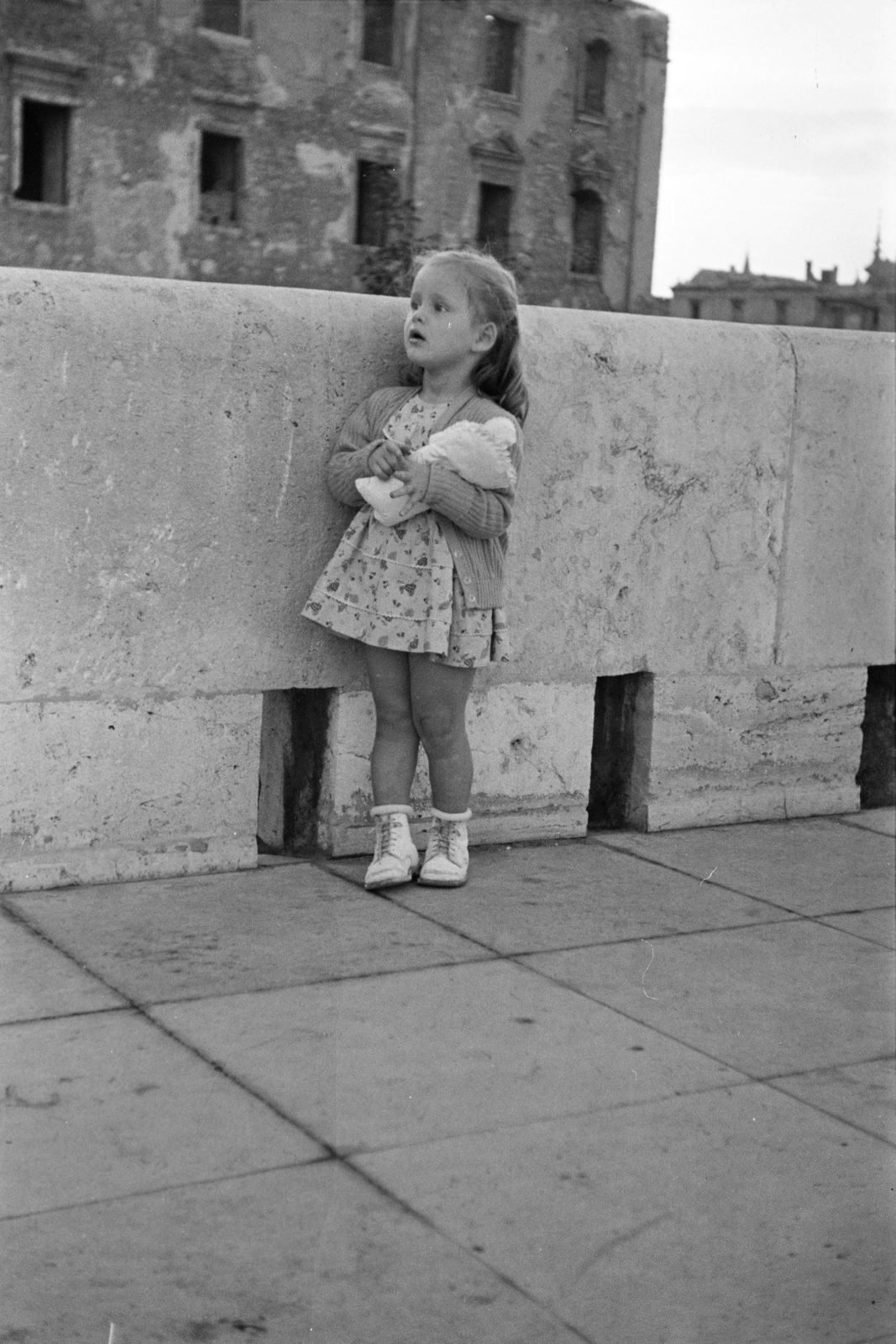 Hungary, Halászbástya, Budapest I., háttérben az egykori jezsuita kollégium romos épülete (később a Hilton szálló épült fel a helyén)., 1955, BL, doll, Budapest, girl, Fortepan #218333