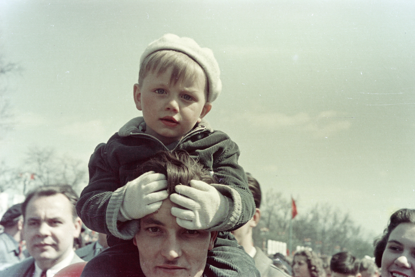 Hungary, Budapest XIV., Ötvenhatosok tere (Felvonulási tér), május 1- i felvonulás., 1958, BL, Budapest, colorful, kid, sitting on the shoulders, Fortepan #218346