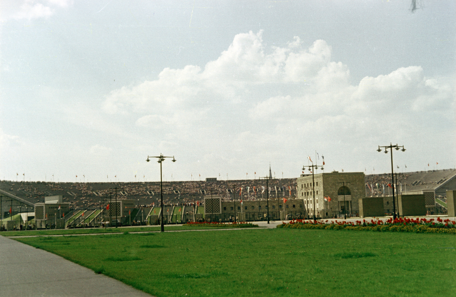 Hungary, Népstadion, Budapest XIV., a felvétel a Bp. Kinizsi - Bp. Vasas labdarúgó Esti Kupa-döntő alkalmával, 1954. augusztus 20-án készült., 1954, BL, Budapest, stadium, colorful, flower bed, Fortepan #218350