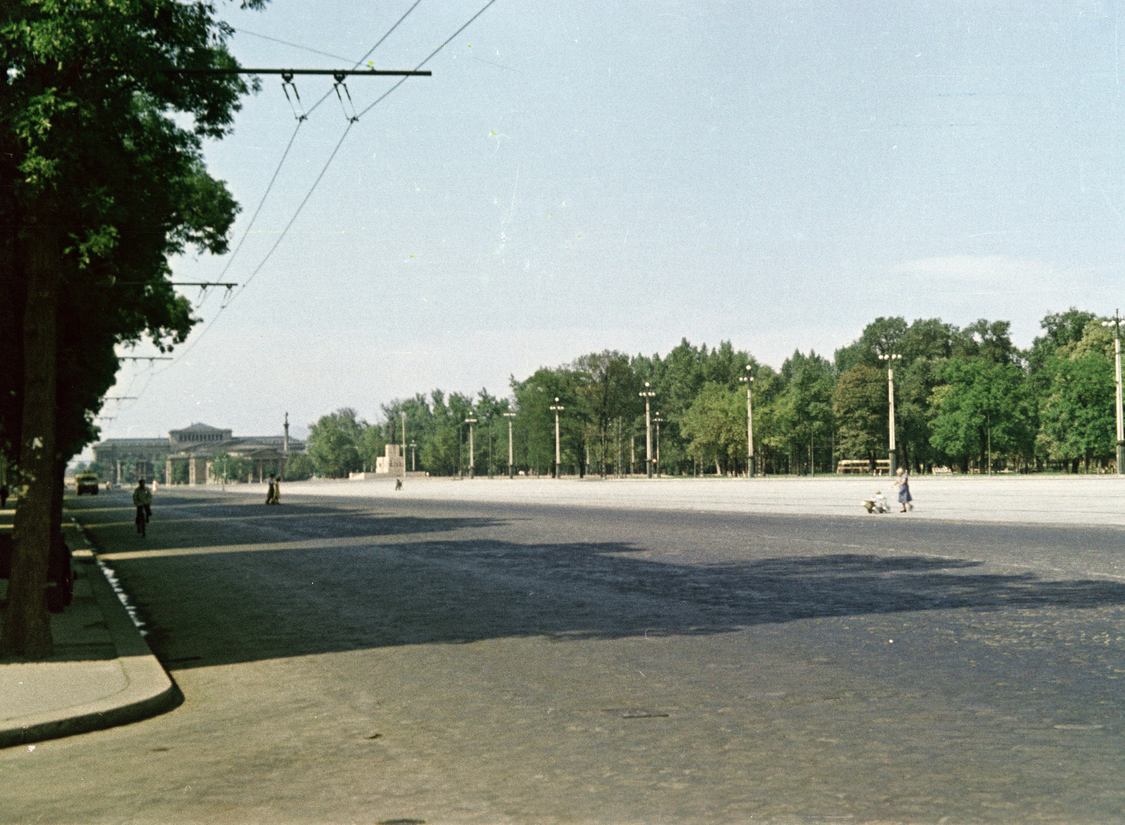 Magyarország, Budapest VII.,Budapest XIV., Dózsa György út a Damjanich utcától a Hősök tere felé nézve., 1954, BL, utcakép, szobor, színes, múzeum, Budapest, Fortepan #218351