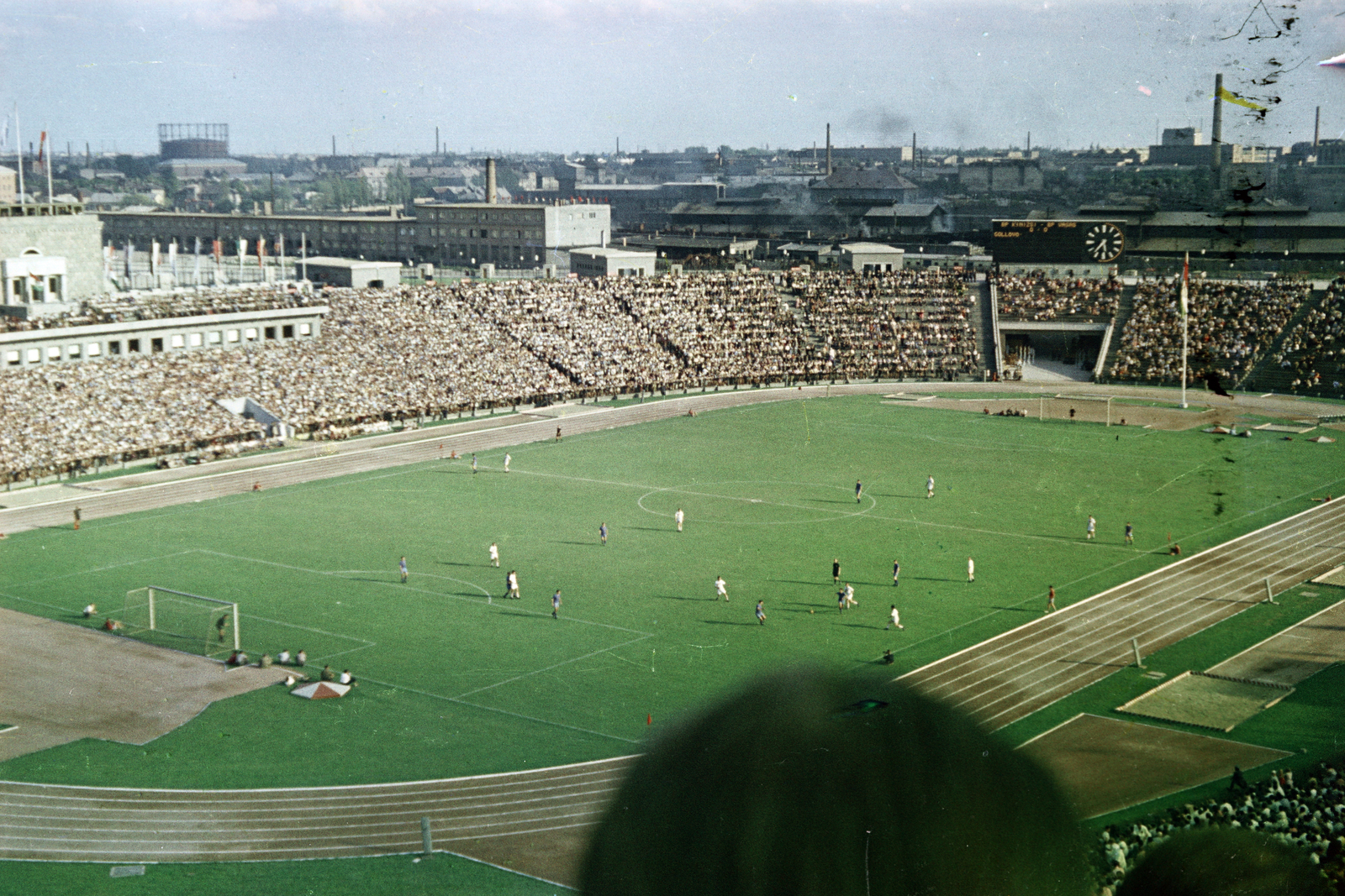 Hungary, Népstadion, Budapest XIV., a Bp. Kinizsi - Bp. Vasas labdarúgó Esti Kupa-döntő, 1954. augusztus 20-án., 1954, BL, Budapest, stadium, auditorium, soccer field, public clock, colorful, Fortepan #218355