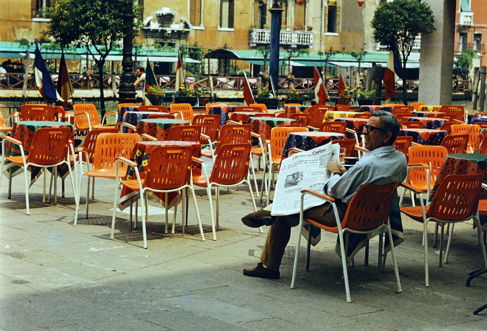Italy, Venice, Riva de Biasio, szemben a Palazzo Calbo CrottaRiva de Biasio., 1972, Benedek Tamás, back, newspaper, man, colorful, terrace, Italian sign, chair, Fortepan #218375