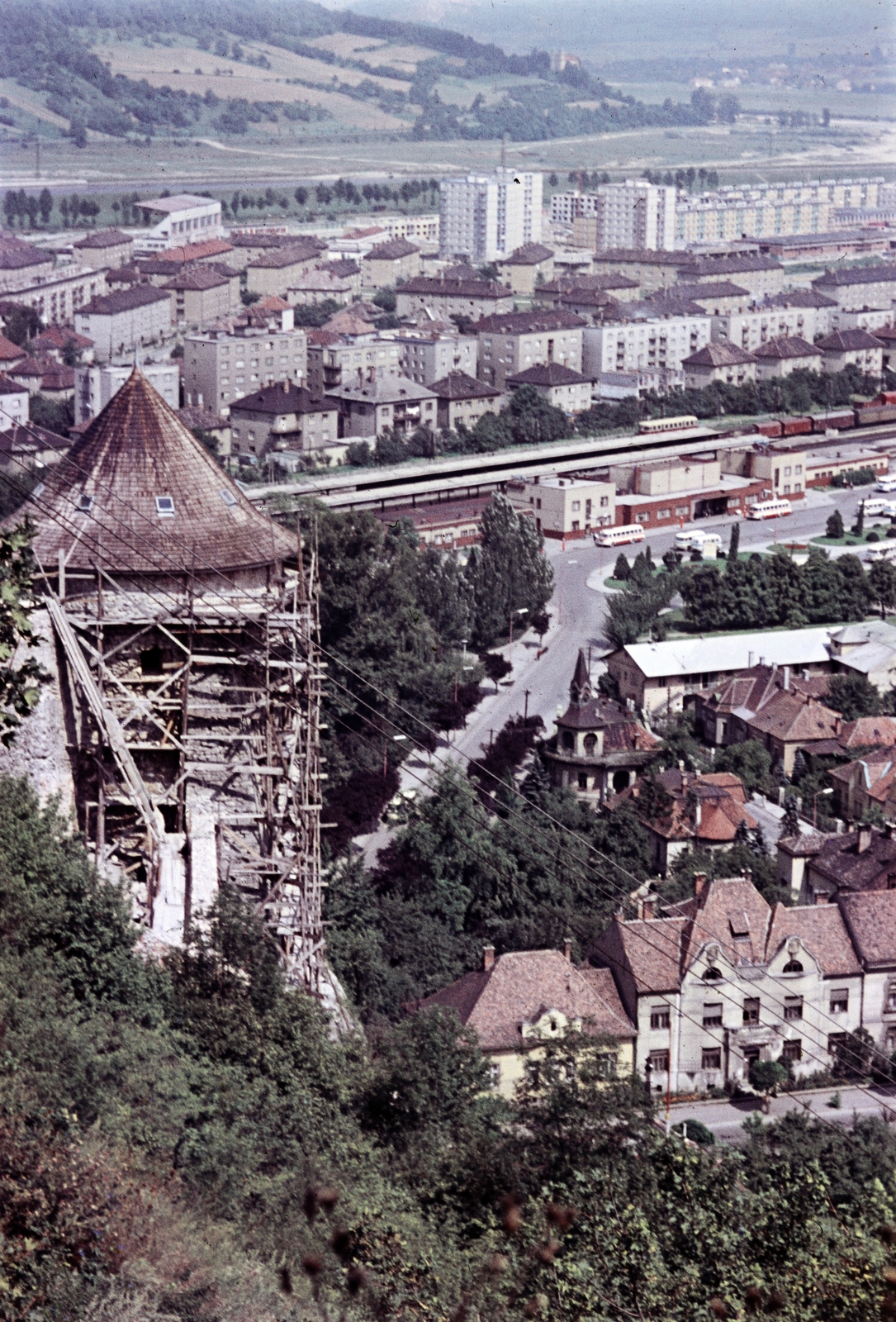 Szlovákia, Trencsén, kilátás a várból a vasútállomás és a buszpályaudvar felé., 1970, Benedek Tamás, látkép, színes, lakótelep, hegyoldal, Fortepan #218382