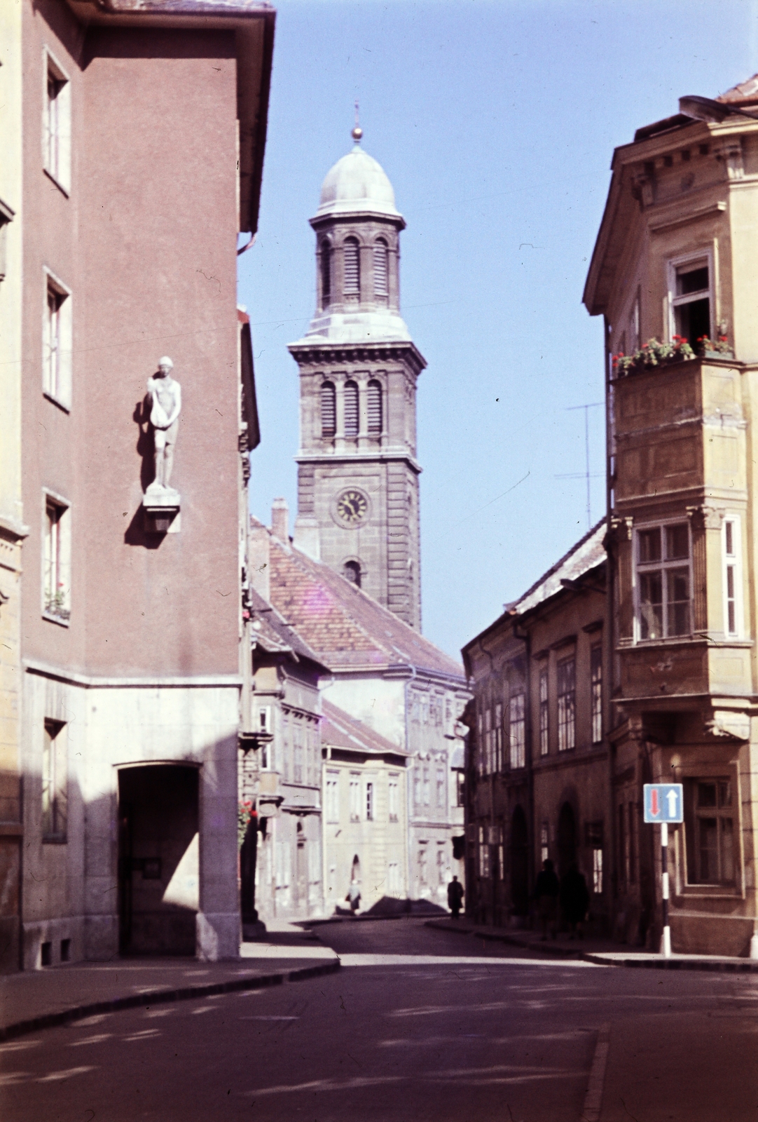 Hungary, Sopron, Templom utca, szemben az evangélikus templom, jobbra a Fegyvertár utca torkolata., 1964, Benedek Tamás, colorful, Fortepan #218384