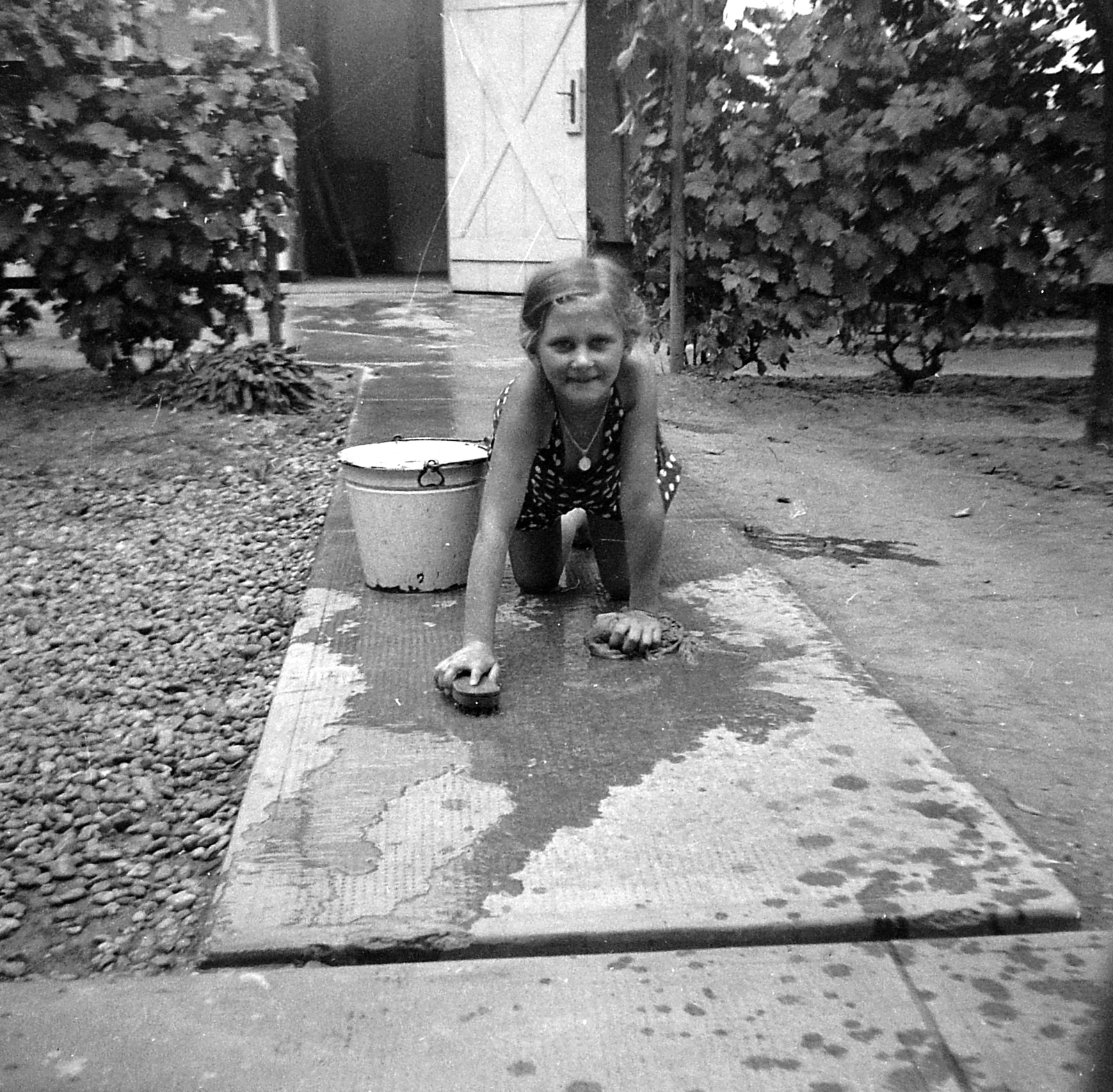 1940, Fortepan, portrait, yard, girl, grape, bucket, cleaning, Fortepan #2184