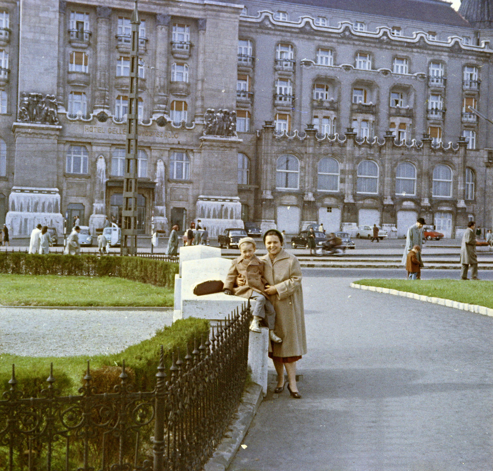Magyarország, Budapest XI., Szent Gellért tér, Gellért Szálló., 1959, Burszán Sándor, szálloda, Budapest, képarány: négyzetes, kabát, kisfiú, színes, anya, retikül, Fortepan #218401