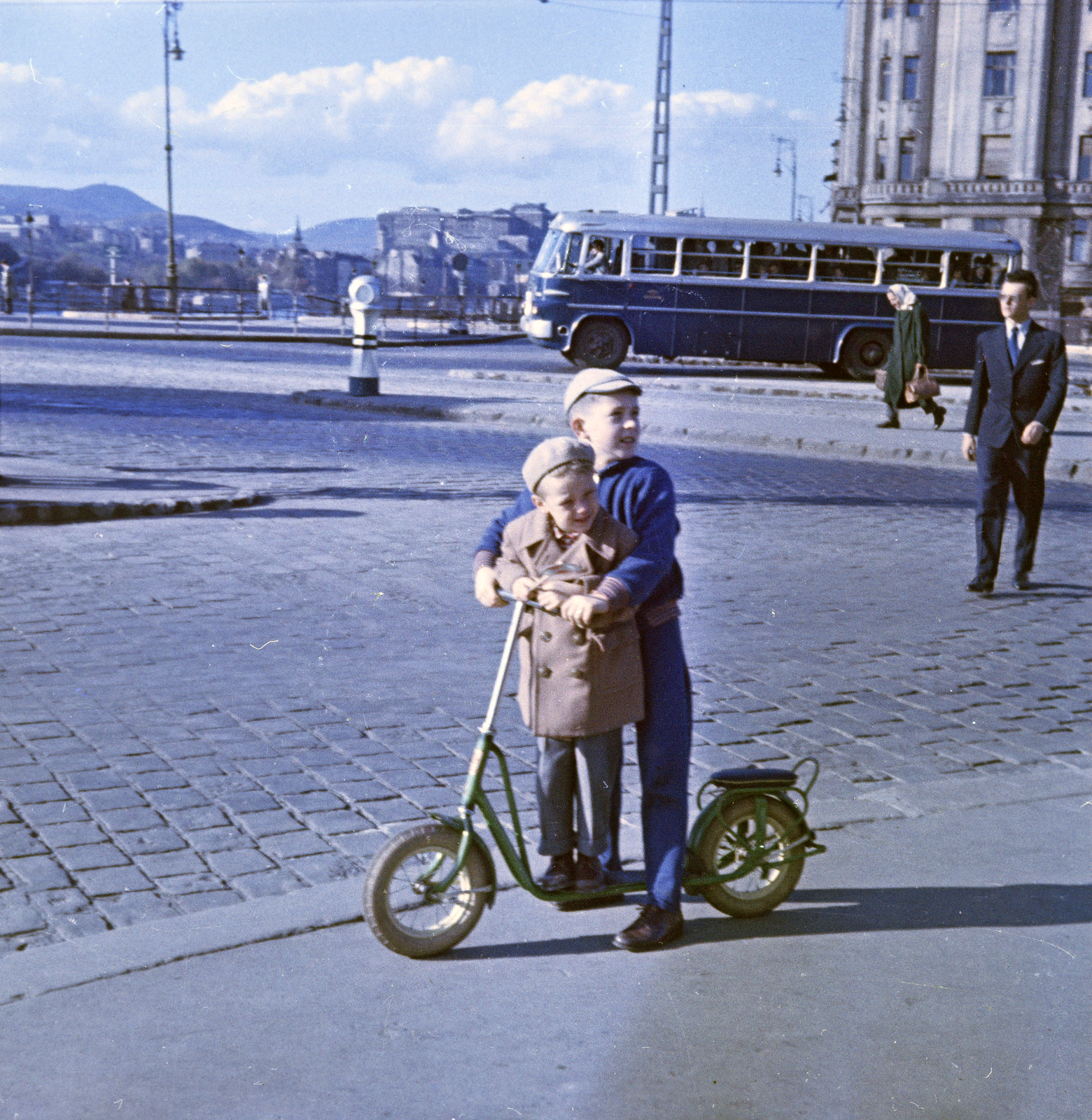 Magyarország, Budapest IX.,Budapest V., a Fővám (Dimitrov) tér a Belgrád rakpart felé nézve, háttérben a Budavári Palota(egykor Királyi Palota)., 1960, Burszán Sándor, színes, autóbusz, Ikarus-márka, roller, Ikarus 620/630, Budapest, Fortepan #218402