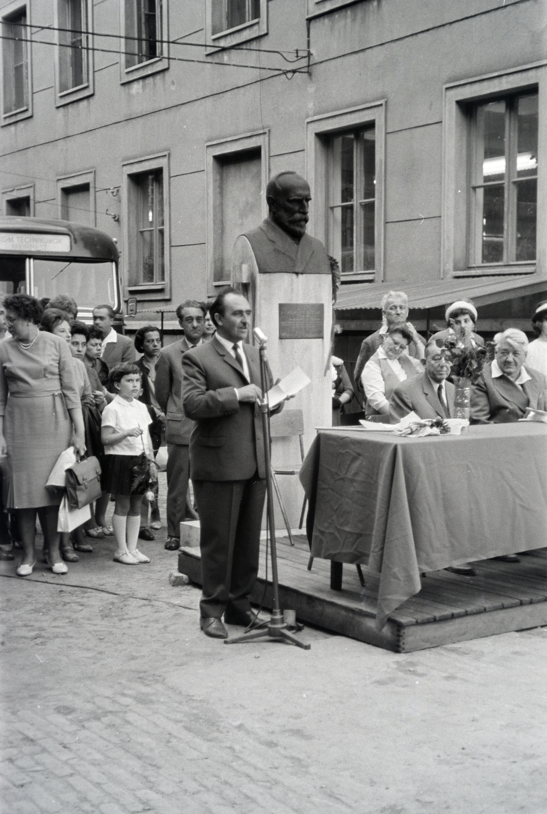 Hungary, Óbuda, Budapest III., Nagyszombat utca 19., az Árpád Gimnázium, a Bláthy Ottó Erősáramú Ipari Technikum és a Kandó Kálmán Villamosipari Műszaki Főiskola közös udvara. Bláthy Ottó mellszobra (Pátzay Pál, 1960.) felavatási ünnepség., 1960, Burszán Sándor, bust, microphone stand, Budapest, Fortepan #218406