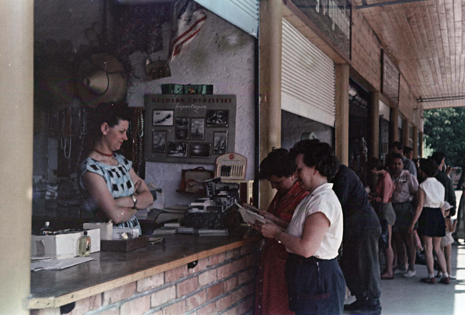 Hungary,Lake Balaton, Siófok, 1957, Burszán Sándor, tourist, colorful, souvenir shop, postcard, jewelry, Fortepan #218411