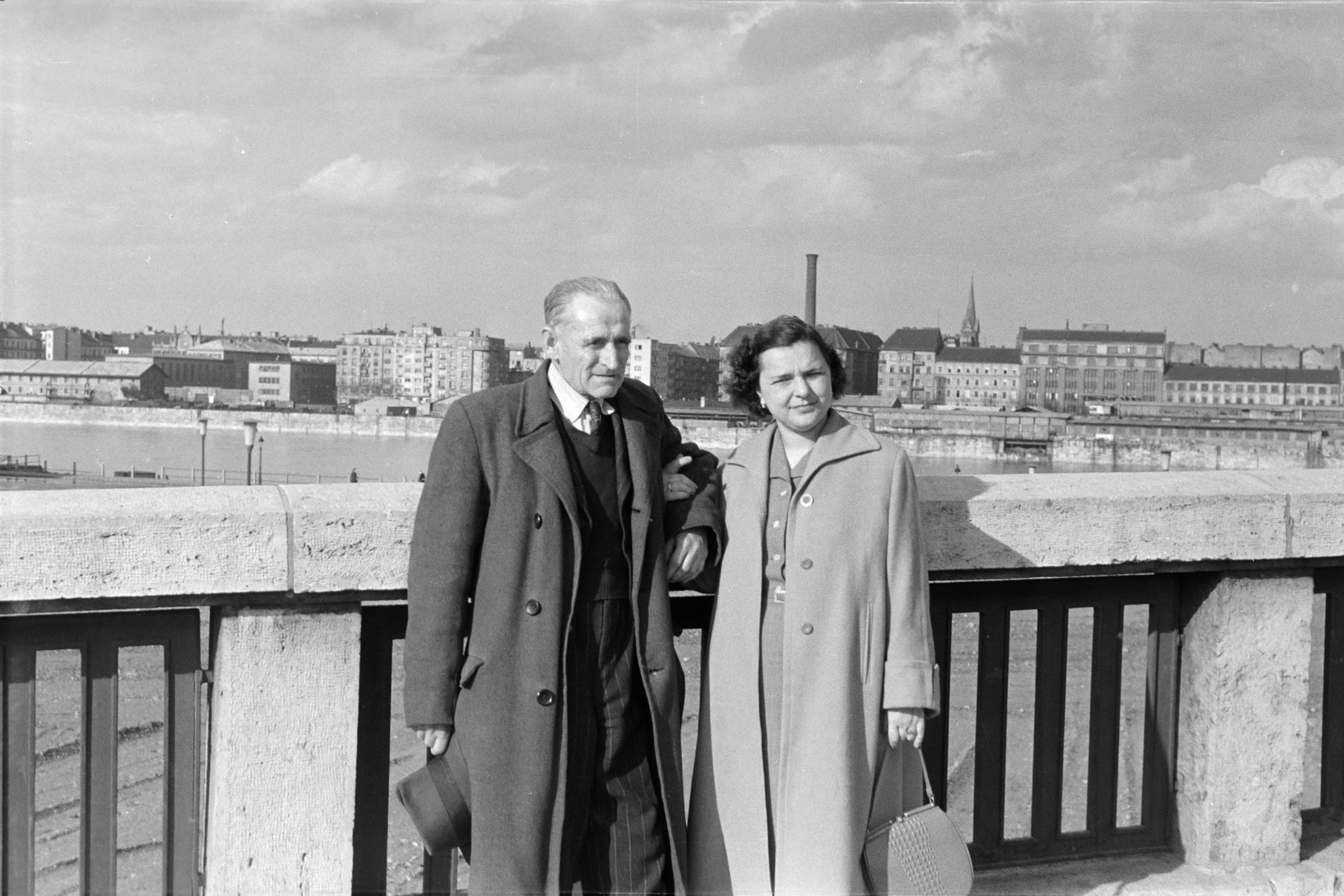 Hungary, Budapest XI.,Budapest IX., a felvétel a Petőfi híd budai hídfőjénél készült. Háttérben a Duna túlpartján a Közraktár utca házsora., 1960, Burszán Sándor, Budapest, hat in hand, Fortepan #218429