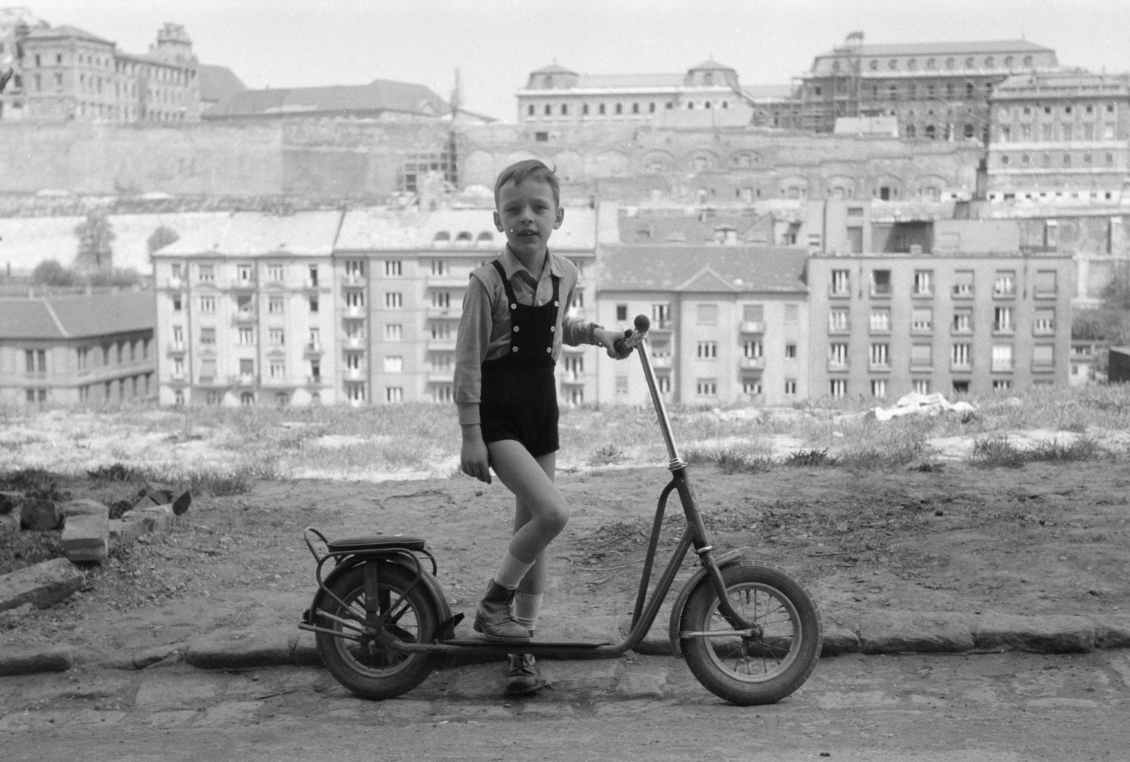 Magyarország, Budapest I., kilátás a Naphegy utca felől az Attila utca házsora és a budai Vár felé. Balra fent a József főhercegi palota, jobbra a Budavári Palota (korábban Királyi Palota) és előtte a főőrségi épület., 1960, Burszán Sándor, roller, Budapest, Fortepan #218432