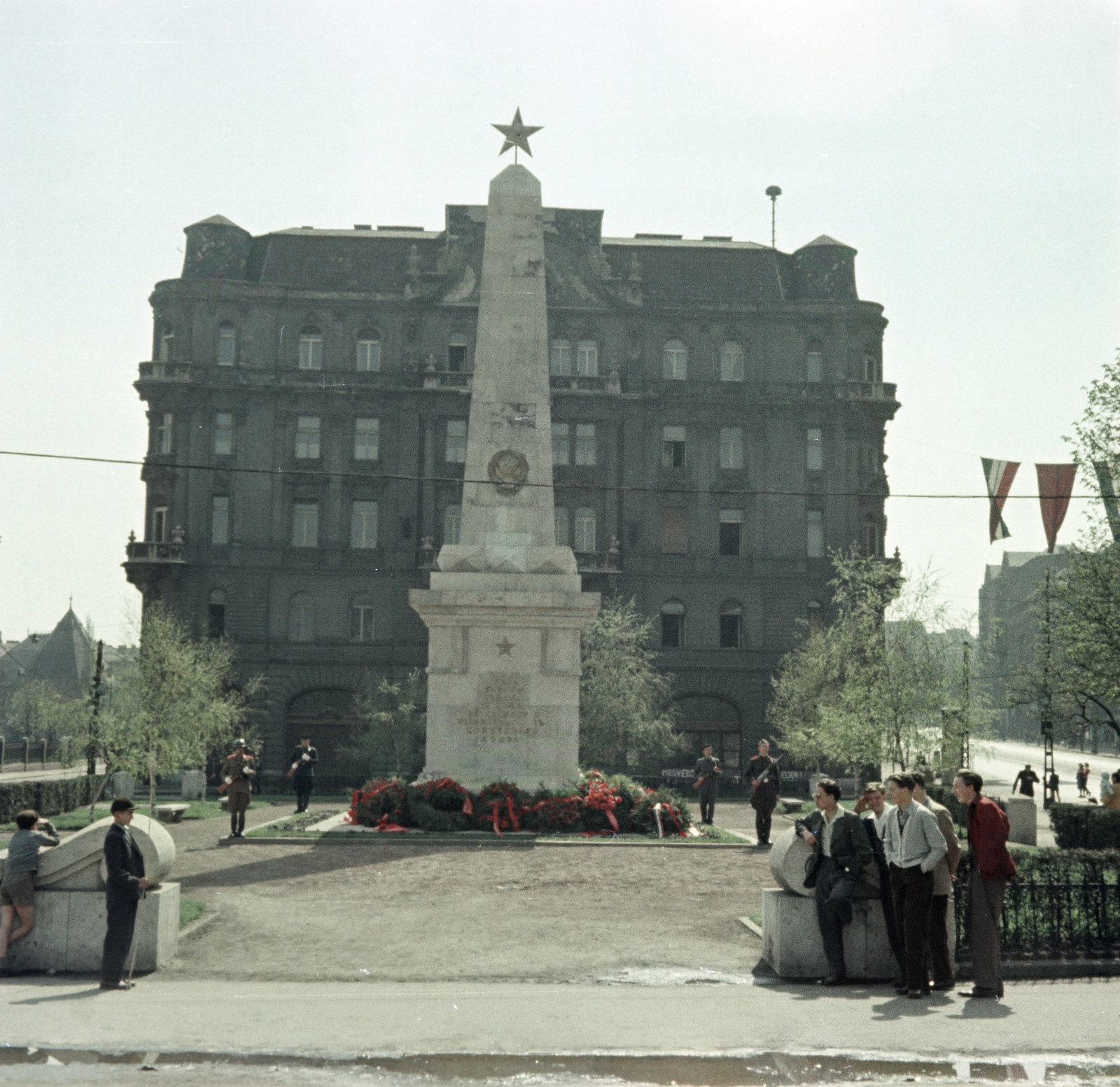 Magyarország, Budapest XI., Gellért tér, Szovjet hősi emlékmű., 1957, Burszán Sándor, Budapest, képarány: négyzetes, fiatalság, színes, koszorú, szovjet emlékmű, Fortepan #218438