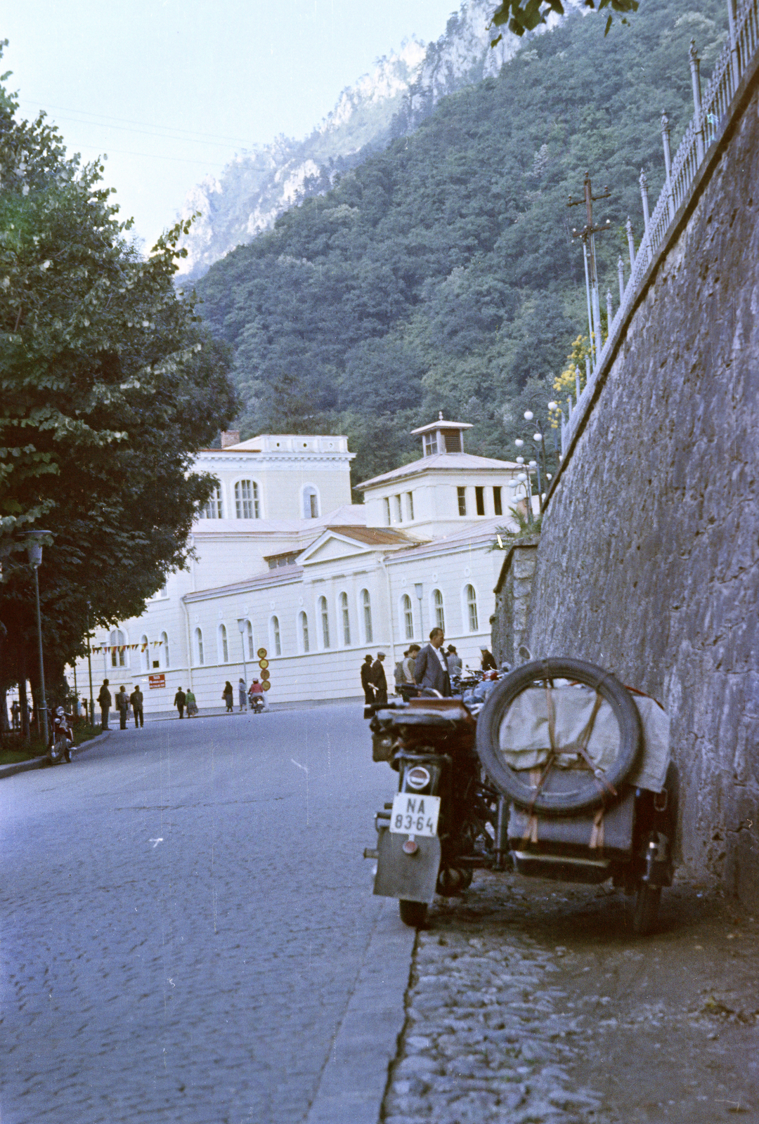 Románia,Erdély, Herkulesfürdő, Strada Castanilor, a kőfal után Strada Cernei. Szemben a Ștrandul Termal Cerna (ekkor CENTRE DE TRATAMENT BALNEAR COMPLEX CERNA)., 1957, Burszán Sándor, rendszám, színes, pótkerék, Fortepan #218443