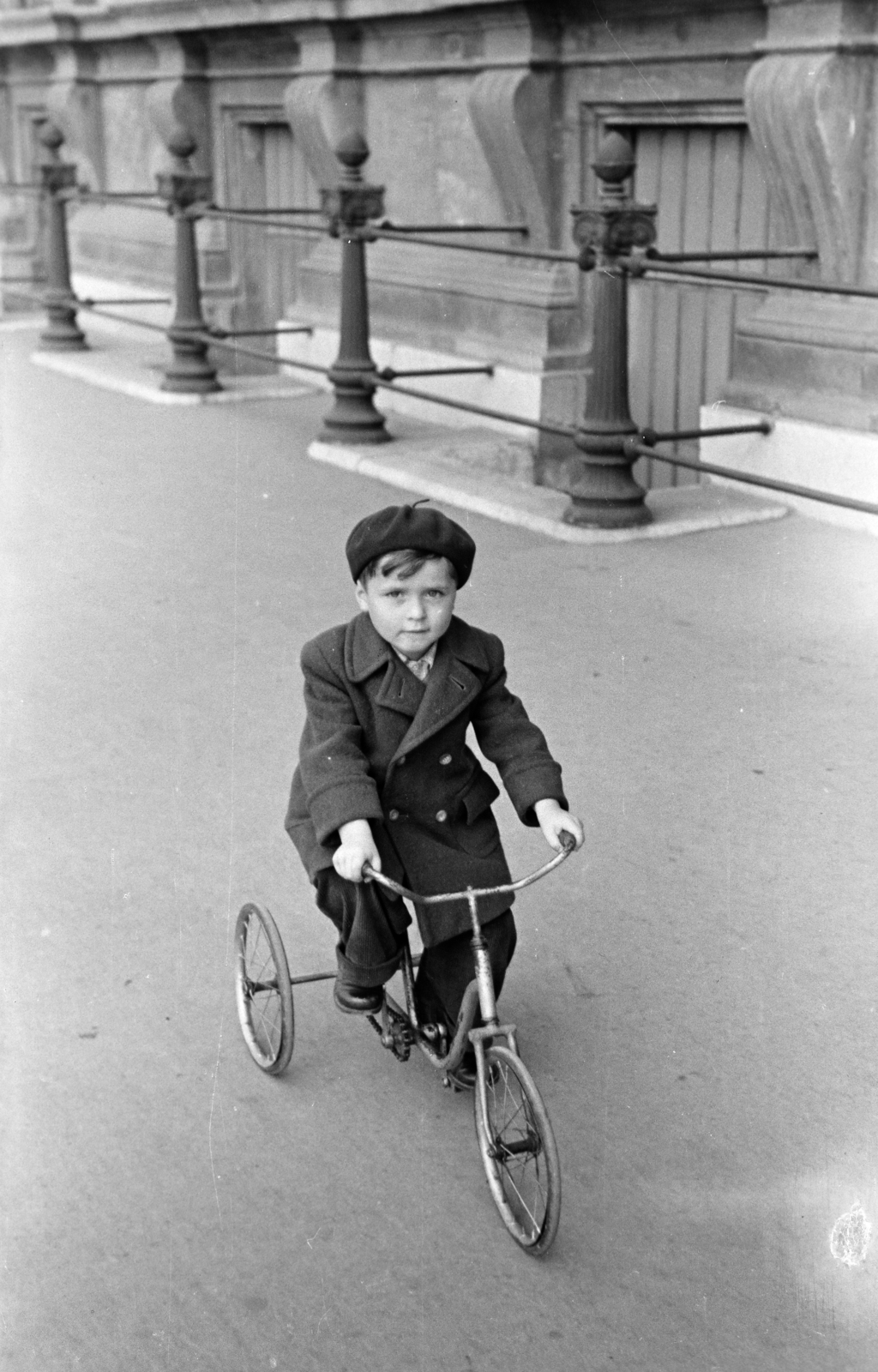 Magyarország, Budapest IX., Fővám (Dimitrov) tér, a felvétel a Marx Károly Közgazdaságtudományi Egyetem (később Corvinus Egyetem) épülete előtt készült., 1955, Burszán Sándor, kerékpár, tricikli, Budapest, Fortepan #218458