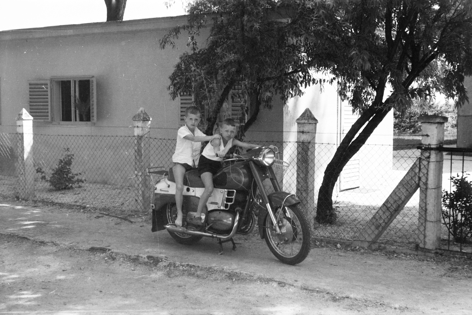 Hungary,Lake Balaton, Siófok, Szabadifürdő, Kodály Zoltán utca 1-3., MTA üdülő., 1965, Burszán Sándor, motorcycle, Fortepan #218469