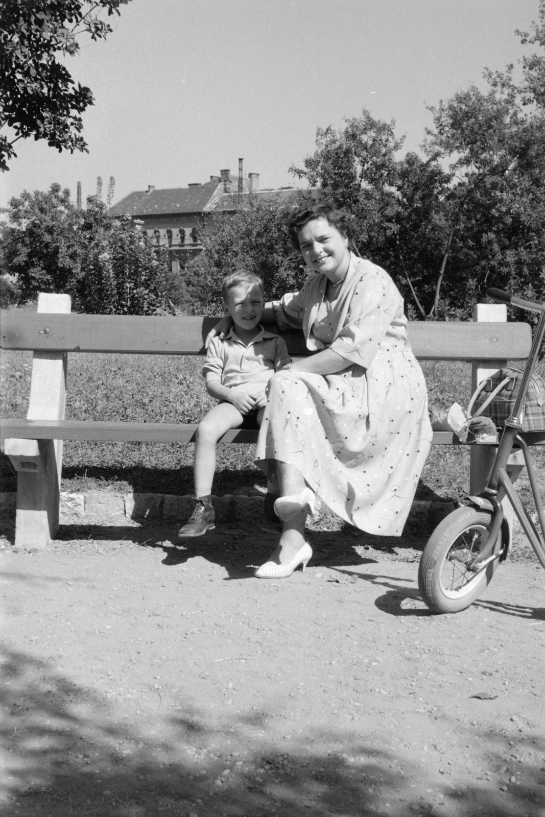 Hungary, Budapest I., Apród utca, a felvétel a Váralja utca torkolatával szemben lévő parkban készült, háttérben a Döbrentei utca 2-4. számú ház látható., 1957, Burszán Sándor, bench, kid, mother, sunshine, Budapest, Fortepan #218472