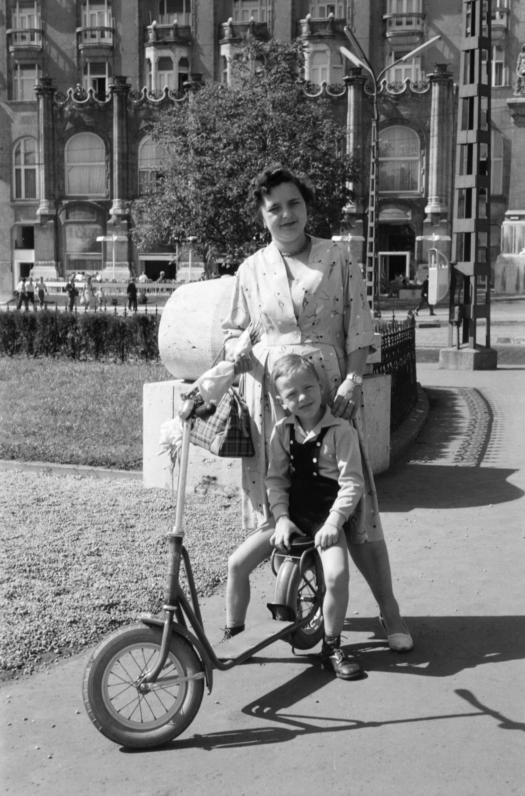 Hungary, Budapest XI., Szent Gellért tér, Gellért Szálló., 1957, Burszán Sándor, scooter, Budapest, Fortepan #218474