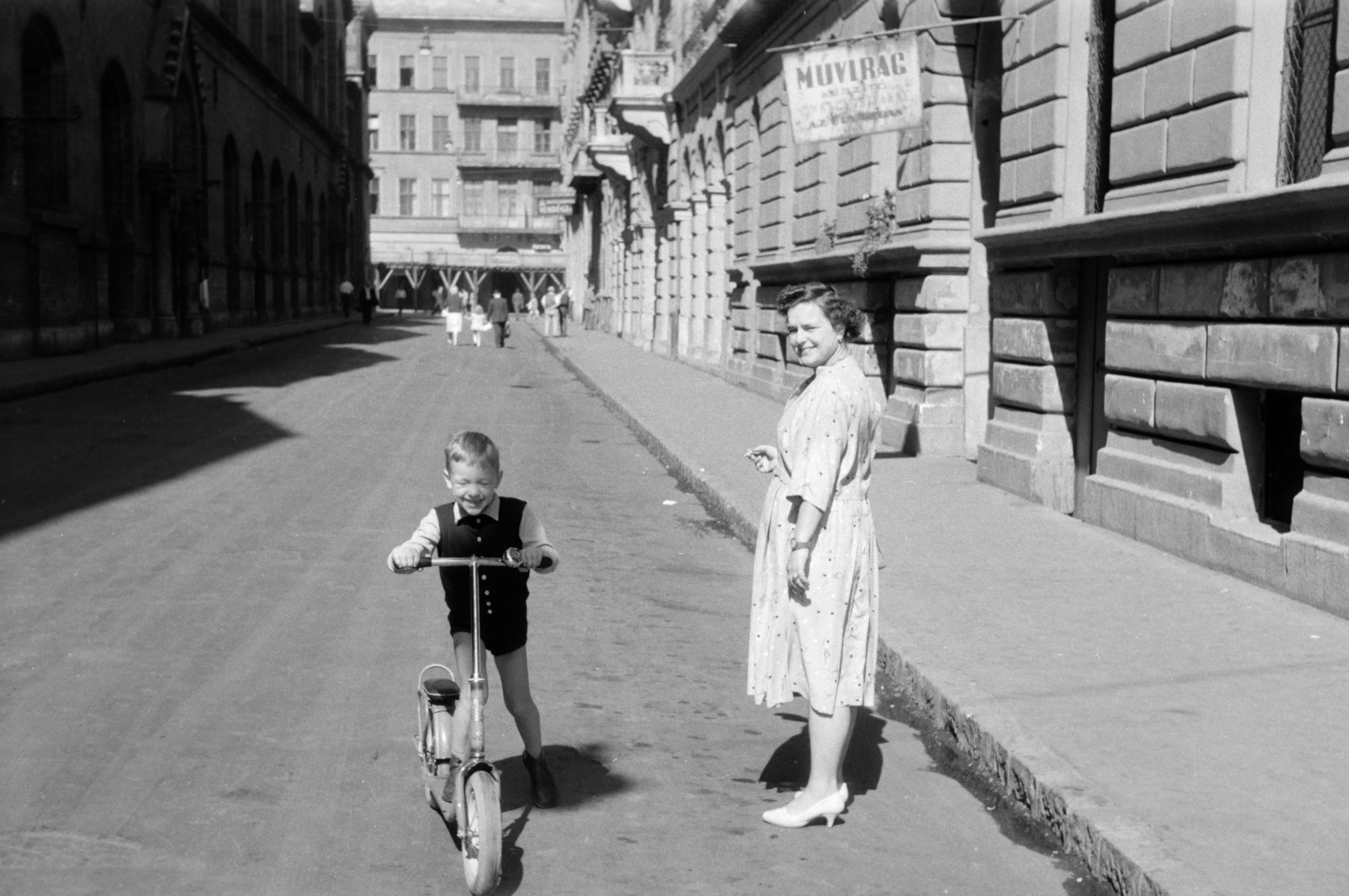 Hungary, Budapest IX., a Pipa utca a Vámház (Tolbuhin) körút felé, 1957, Burszán Sándor, scooter, Budapest, Fortepan #218475