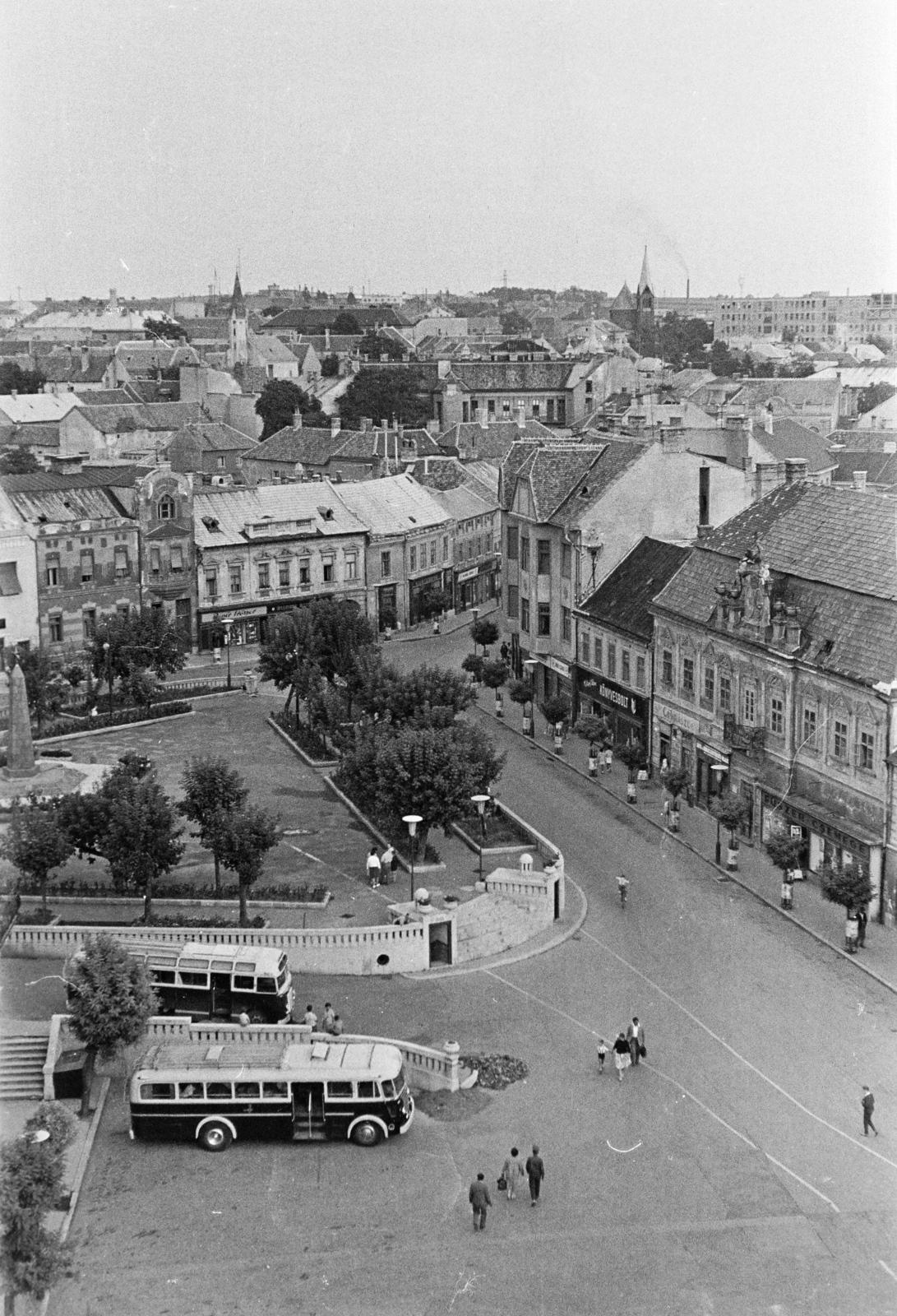 Hungary, Veszprém, kilátás a Tűztoronyból, előtérben az Óváros (Vöröshadsereg) tér., 1958, Burszán Sándor, bus, Fortepan #218484