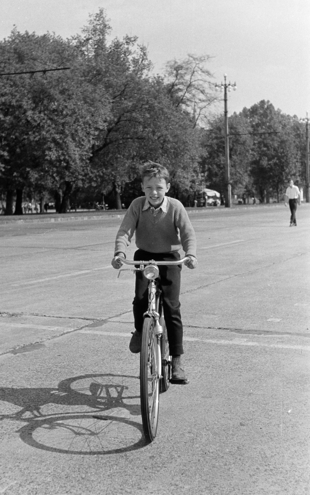 Hungary, Budapest XIV., Ötvenhatosok tere (Felvonulási tér), háttérben az Ajtósi Dürer sor., 1963, Burszán Sándor, Budapest, bicycle, Fortepan #218488