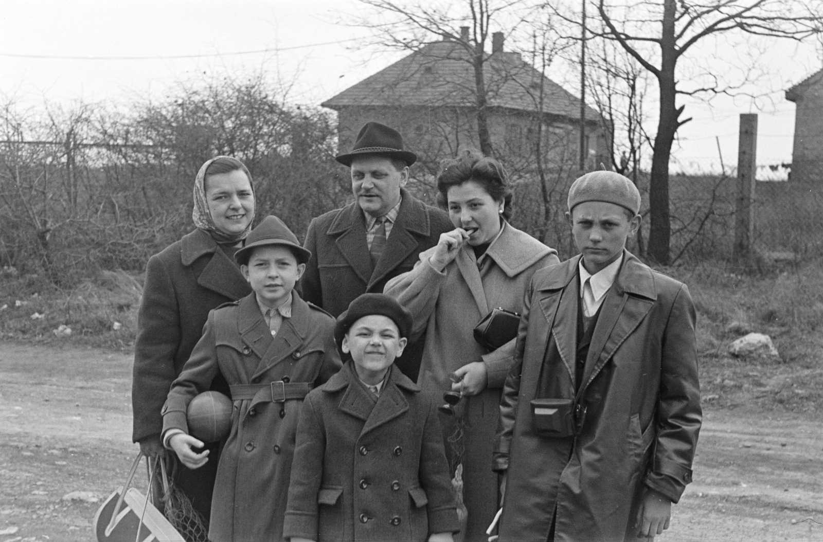 Hungary, untitled, Budapest XII., a Hegyhát utca az Agancs útnál., 1958, Burszán Sándor, Budapest, beret, hat, family, boys, grimace, camera, Fortepan #218491