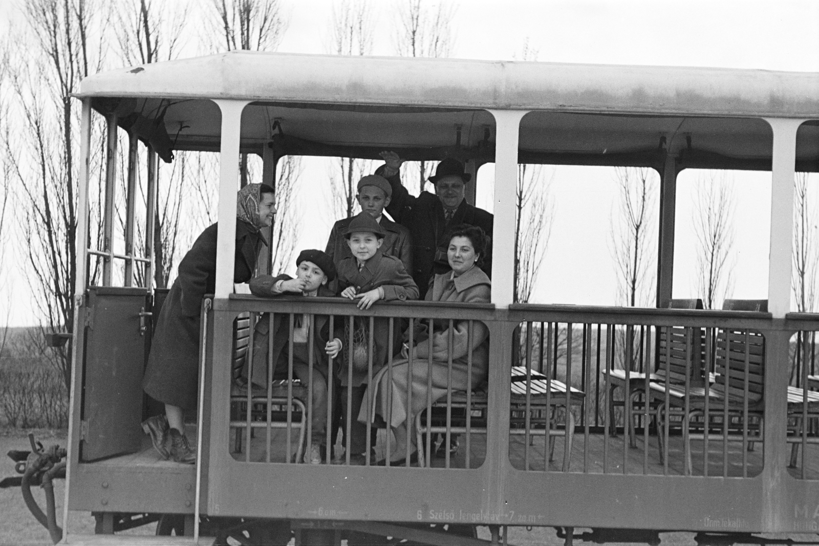 Magyarország, Széchenyihegy, Budapest XII., a Gyermekvasút (Úttörővasút) végállomása., 1958, Burszán Sándor, Budapest, család, nagykilátó kocsi, vonatozás, Fortepan #218495