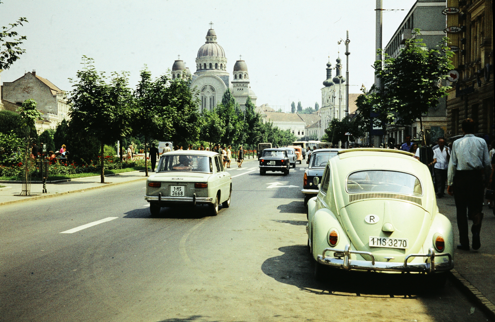 Romania,Transylvania, Târgu Mureș, Rózsák tere (Piata Trandafirilor), Ortodox Székesegyház, jobbra a Keresztelő Szent János-templom., 1967, Darányi Sándor, colorful, Volkswagen-brand, Volkswagen Beetle, Fortepan #218510