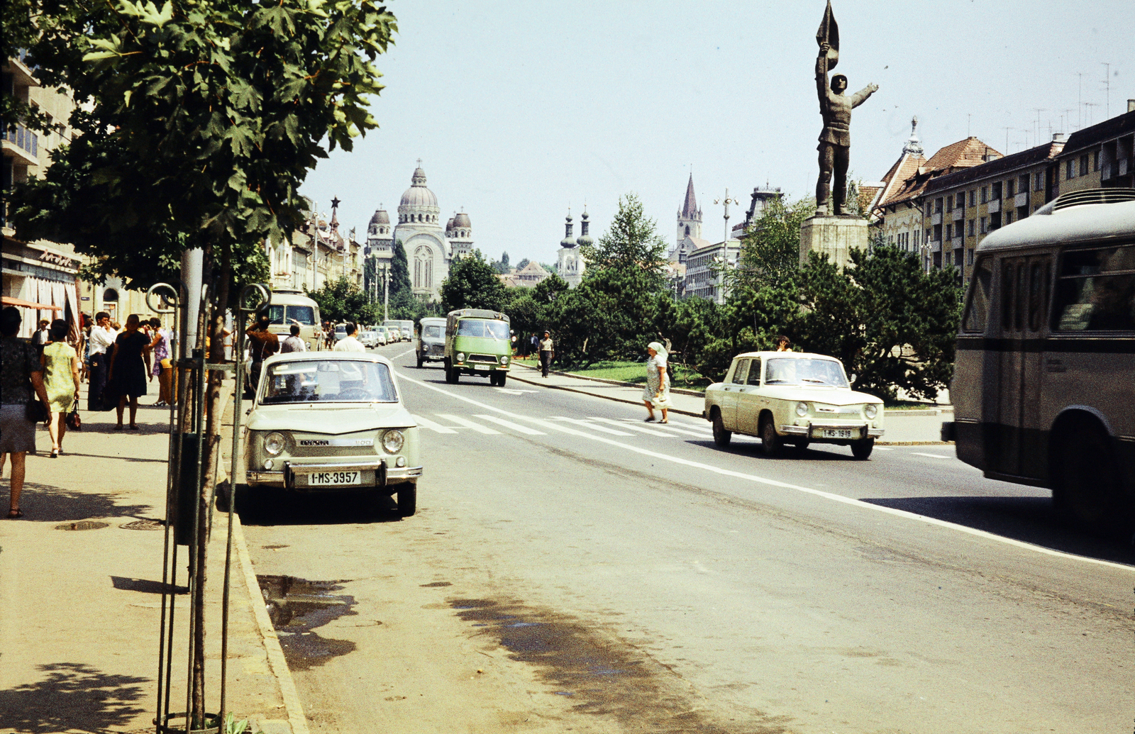 Romania,Transylvania, Târgu Mureș, Rózsák tere (Piata Trandafirilor) jobbra az Ismeretlen román katona emlékműve. (Izsák Márton - Csorvássy István 1964), 1967, Darányi Sándor, Fortepan #218511