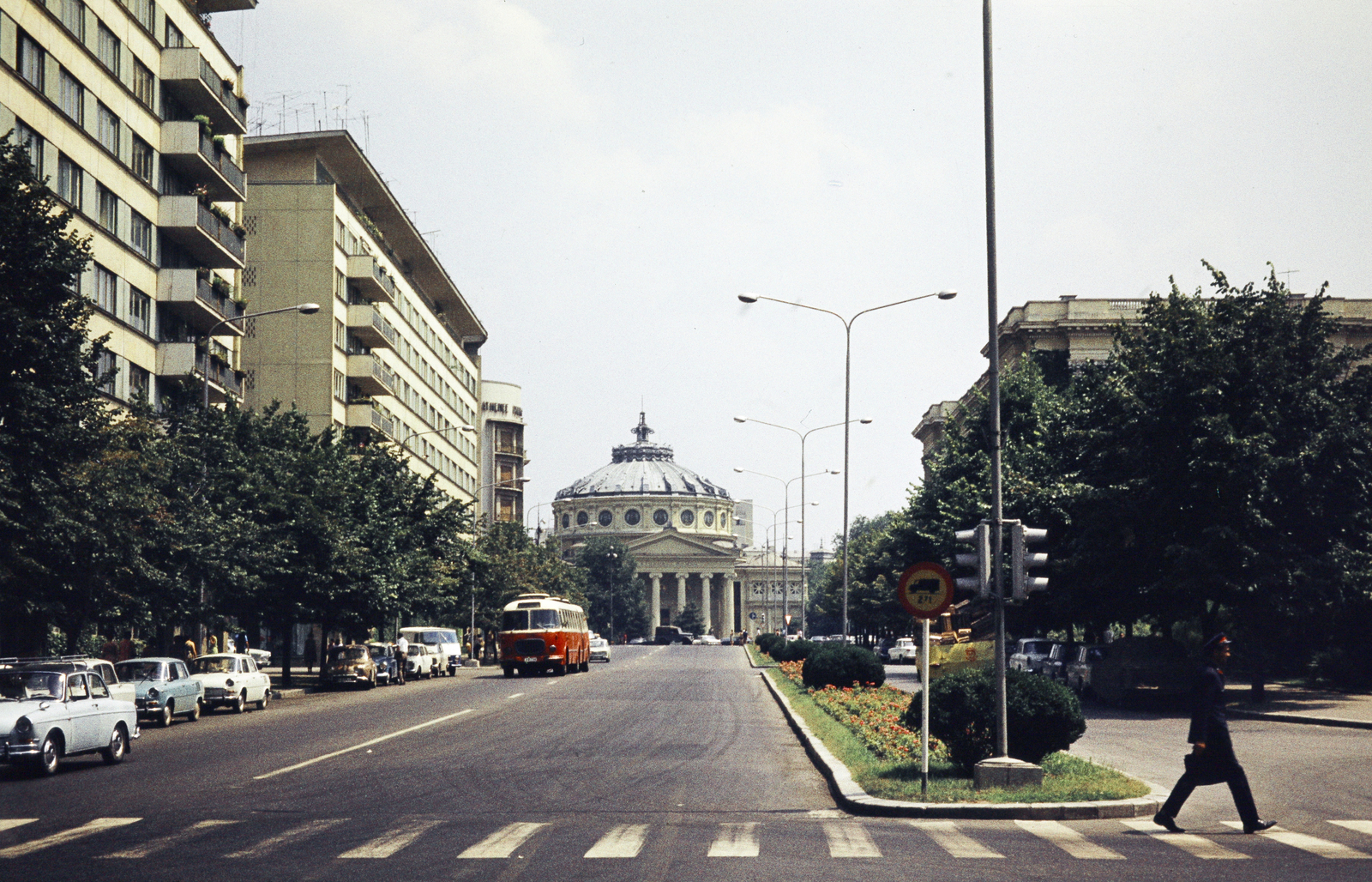 Romania, Bucharest, a Strada Stribei Voda, háttérben a Román Athenaeum (Ateneul Român)., 1967, Darányi Sándor, Fortepan #218514