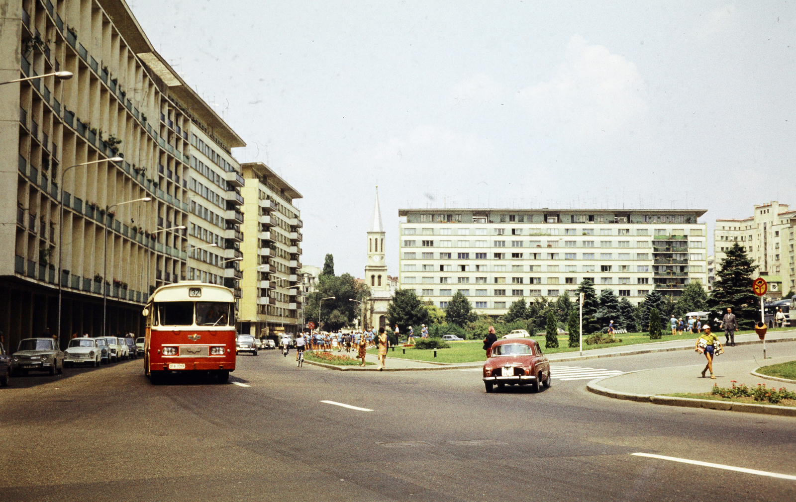 Románia, Bukarest, a Strada Ion Câmpineanu (13 Decembrie) blokkházai, háttérben a Strada Luterană torkolata és az evangélikus templom., 1967, Darányi Sándor, Fortepan #218515