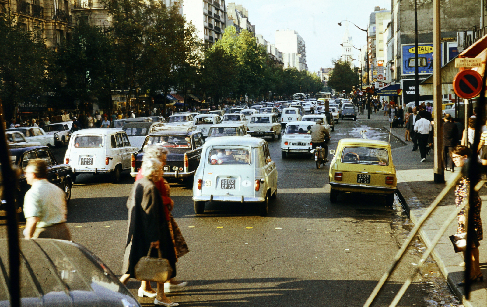 France, Paris, Avenue de Géneral Leclerc, a Port de Orléans-nál. Háttérben szemben a Montrouge-i Szent Péter-templom (Église Saint-Pierre de Montrouge)., 1971, Darányi Sándor, crosswalk, colorful, traffic, Fortepan #218516