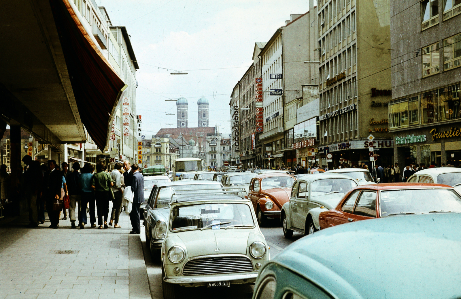 Németország, München, a Bayerstrasse a Zweigelstrasse sarkától a Karlsplatz felé. Háttérben középen a Miasszonyunk-templom (Frauenkirche) tornyai, előtte keresztben a magas tető a Szent Mihály-templom (Institutskirche St. Michael / Jesuitenkirche)., 1971, Darányi Sándor, Fortepan #218518