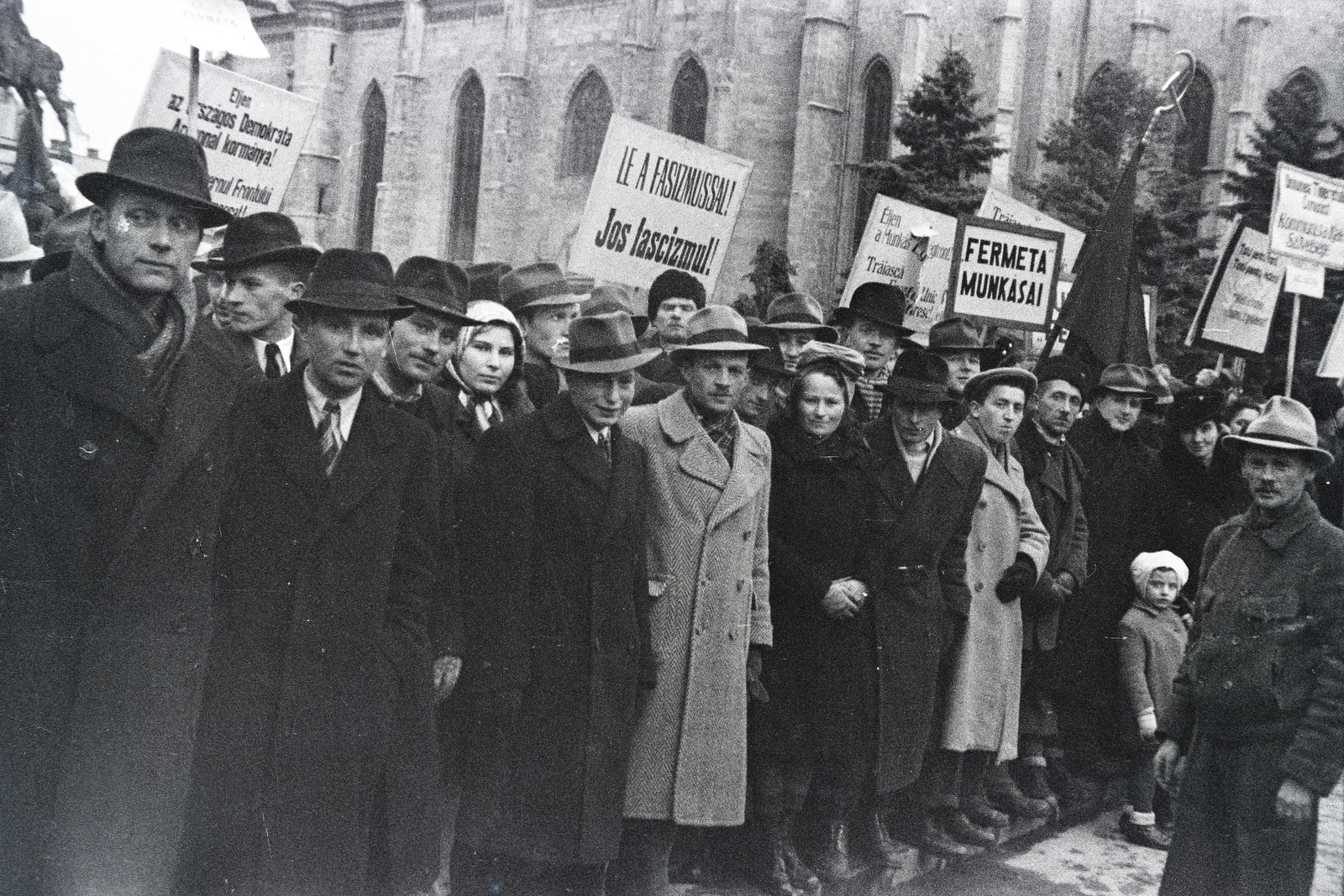 Románia,Erdély, Kolozsvár, Fő tér, háttérben Hunyadi Mátyás emlékműve és a Szent Mihály-templom., 1945, Dőri András, tömeg, transzparens, tüntetés, Fortepan #218555