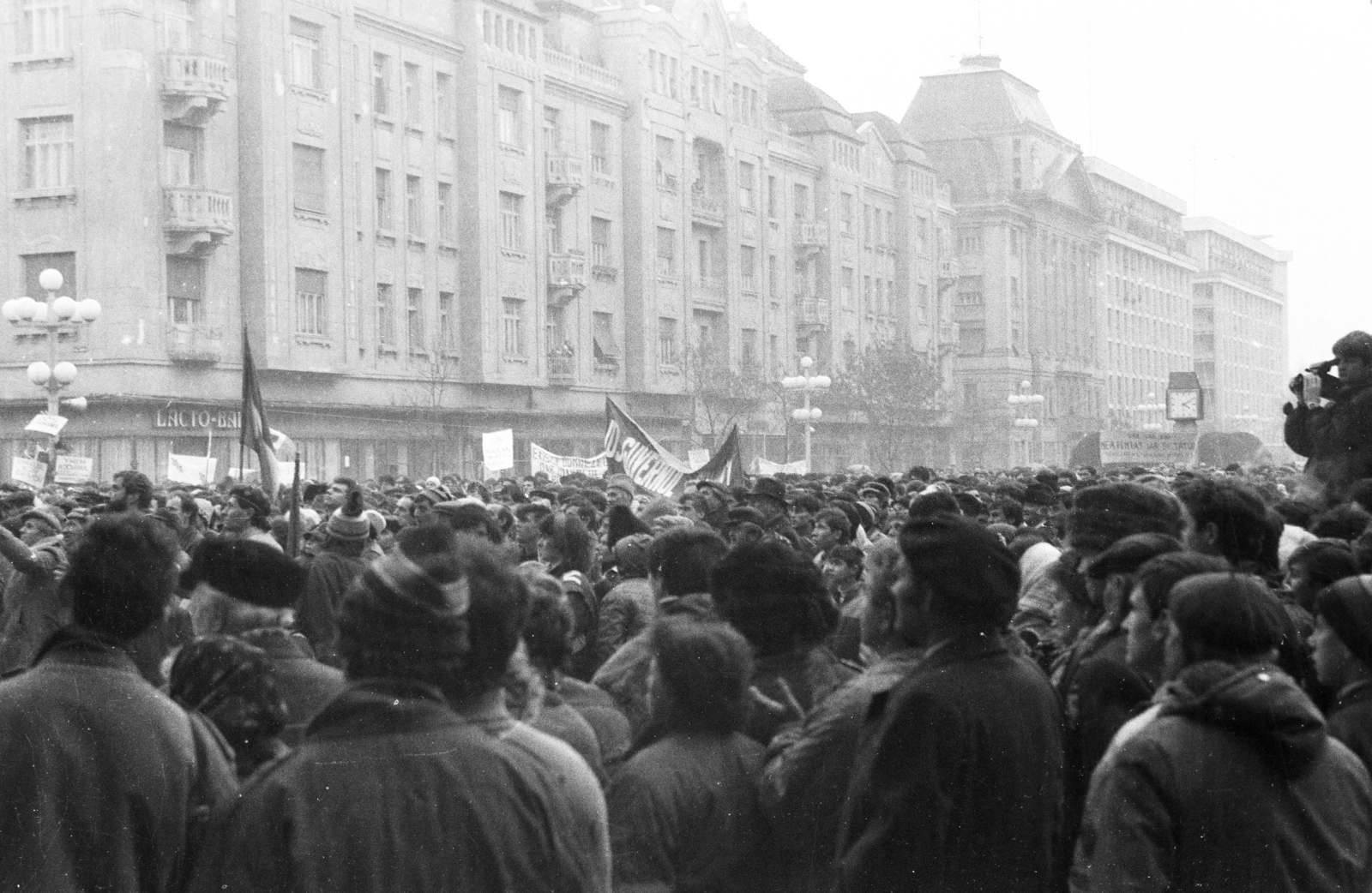 Romania,Transylvania, Timisoara, a Piața Victoriei a romániai forradalom idején., 1989, Dőri András, Romanian revolution, regime change, Fortepan #218560