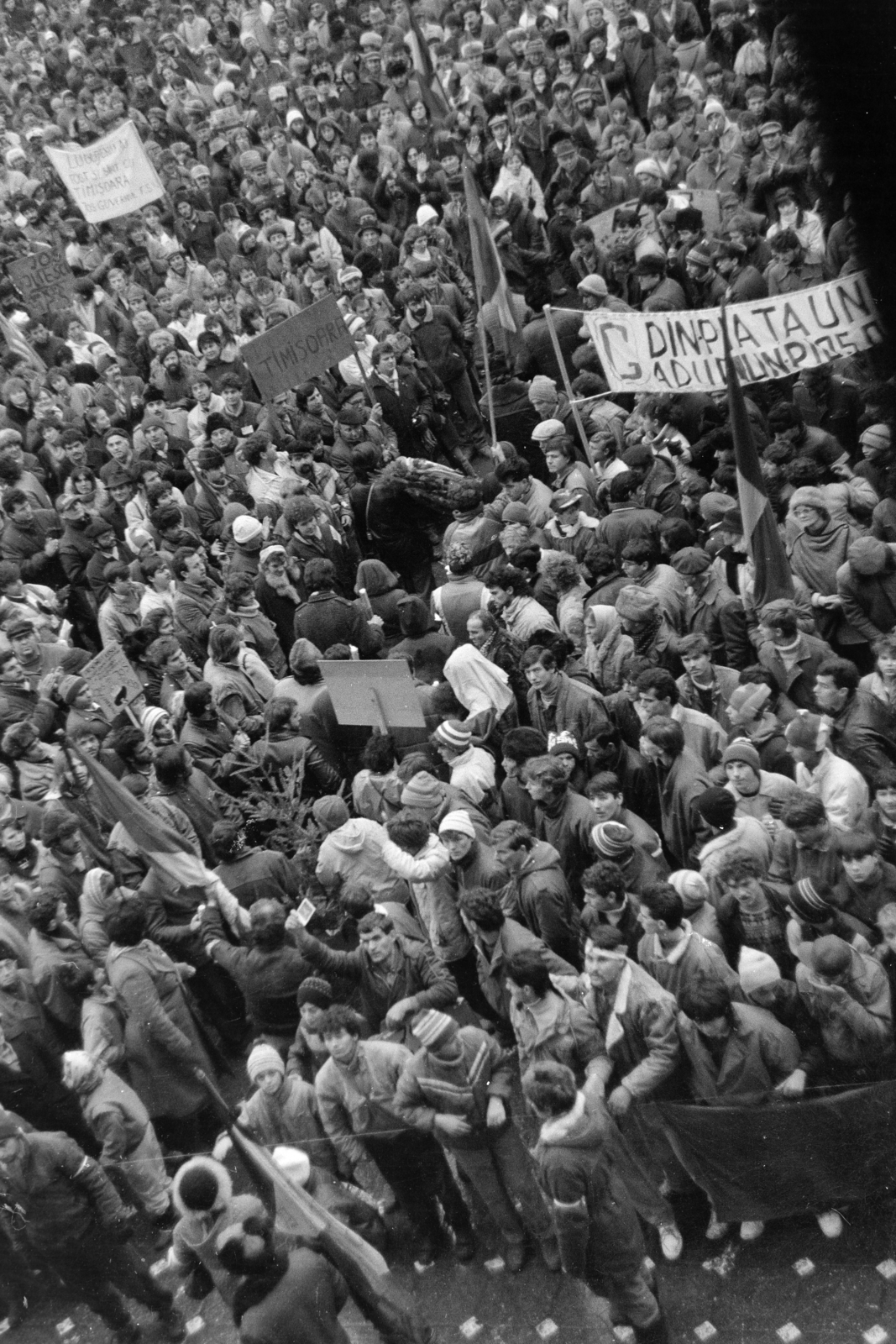 Romania,Transylvania, Timisoara, a Piața Victoriei a romániai forradalom idején., 1989, Dőri András, Romanian revolution, regime change, Fortepan #218580