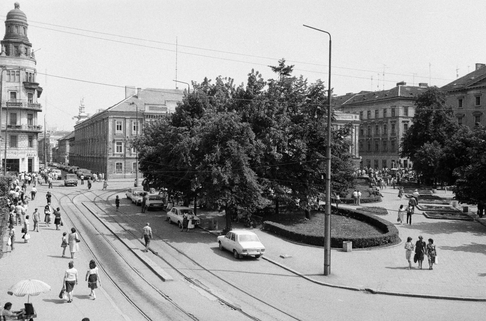 Romania,Transylvania, Timisoara, Piața Libertății (Jenő herceg tér), szemben középen a fák mögött a régi városháza épülete., 1983, Dőri András, Fortepan #218602