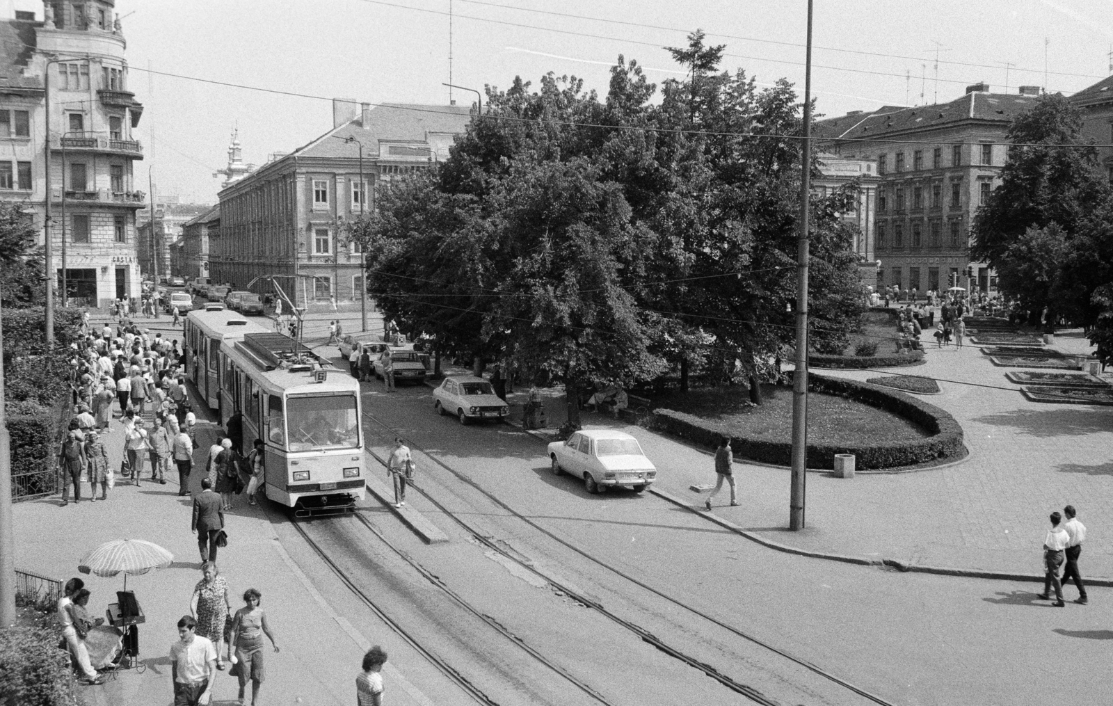 Romania,Transylvania, Timisoara, Piața Libertății (Jenő herceg tér), szemben középen a fák mögött a régi városháza épülete., 1983, Dőri András, tram, Fortepan #218604