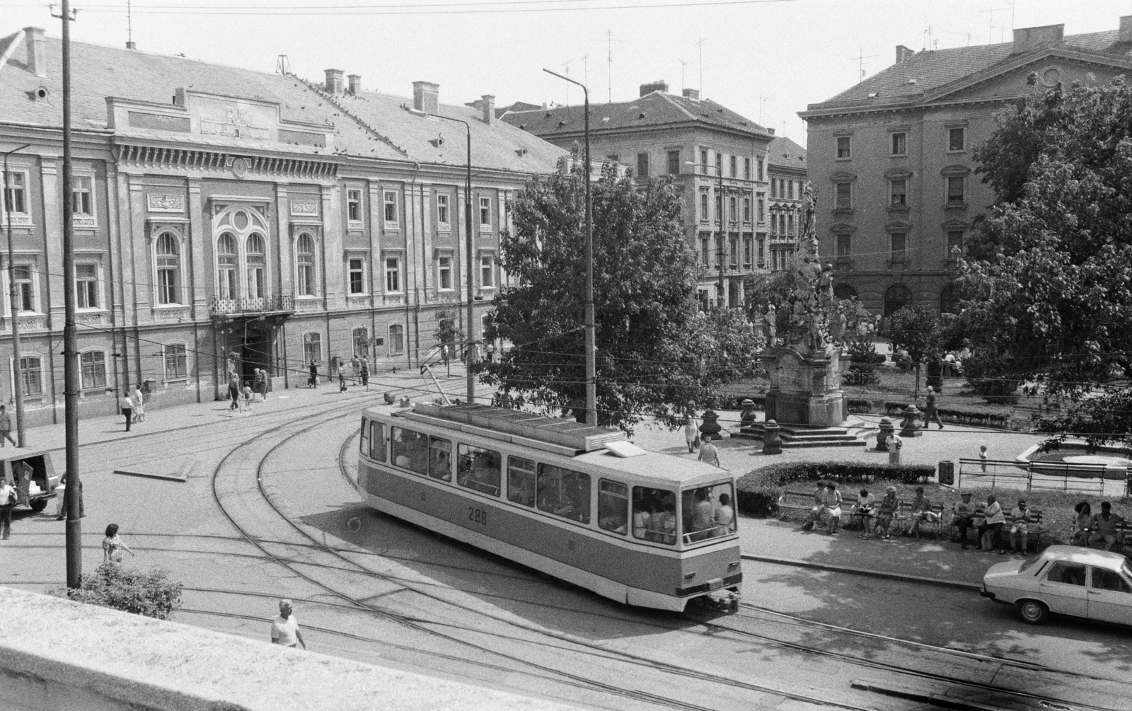 Románia,Erdély, Temesvár, Piața Libertății (Jenő herceg tér), balra a régi városháza épülete, jobbra a Szentháromság-szobor., 1983, Dőri András, villamos, Fortepan #218606