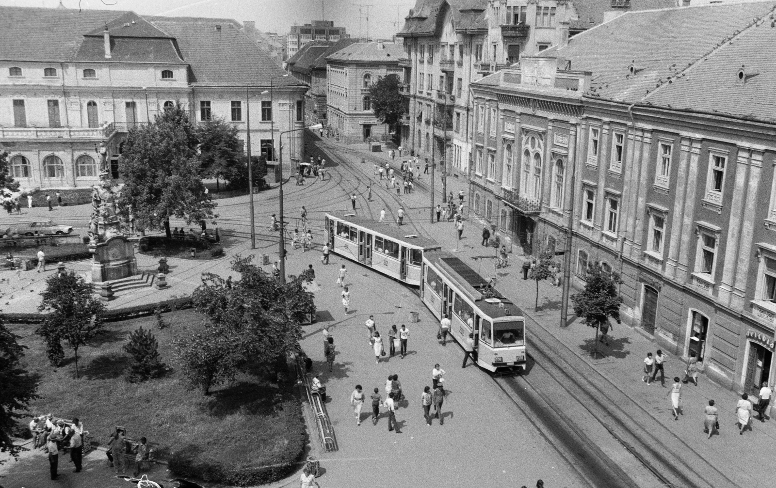 Románia,Erdély, Temesvár, Piața Libertății (Jenő herceg tér), balra a Szentháromság-szobor, jobbra a régi városháza épülete., 1983, Dőri András, villamos, Fortepan #218607