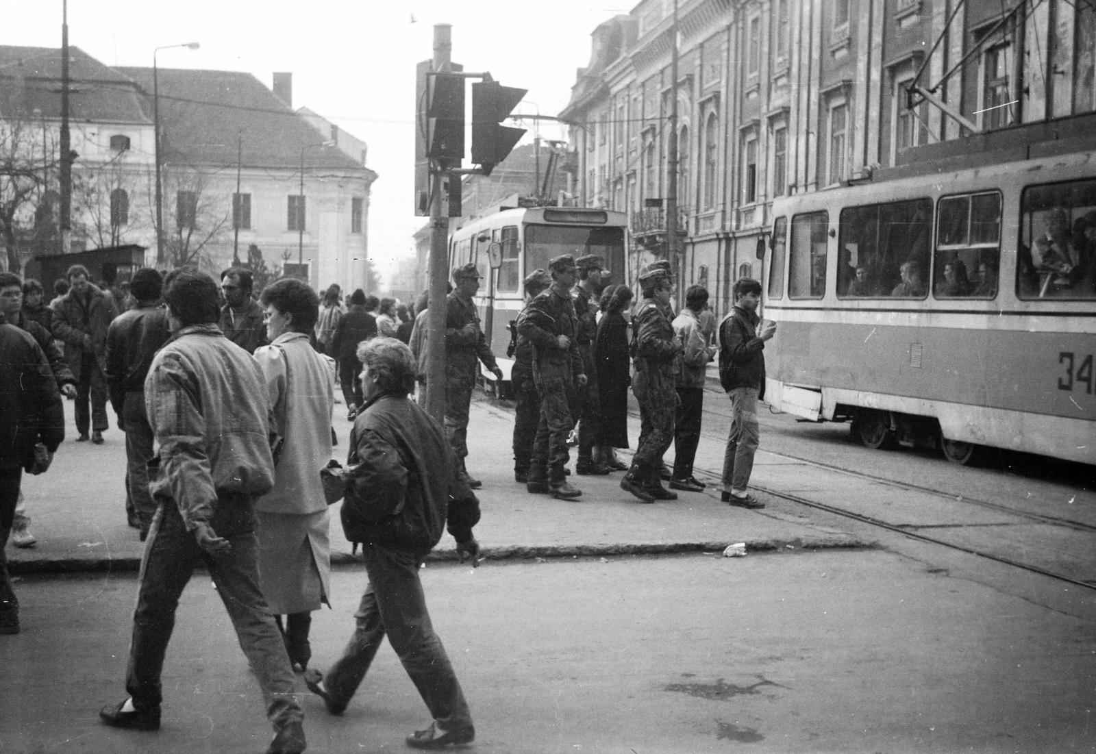 Romania,Transylvania, Timisoara, Piața Libertății (Jenő herceg tér). Romániai forradalom., 1989, Dőri András, tram, Romanian revolution, regime change, Fortepan #218613