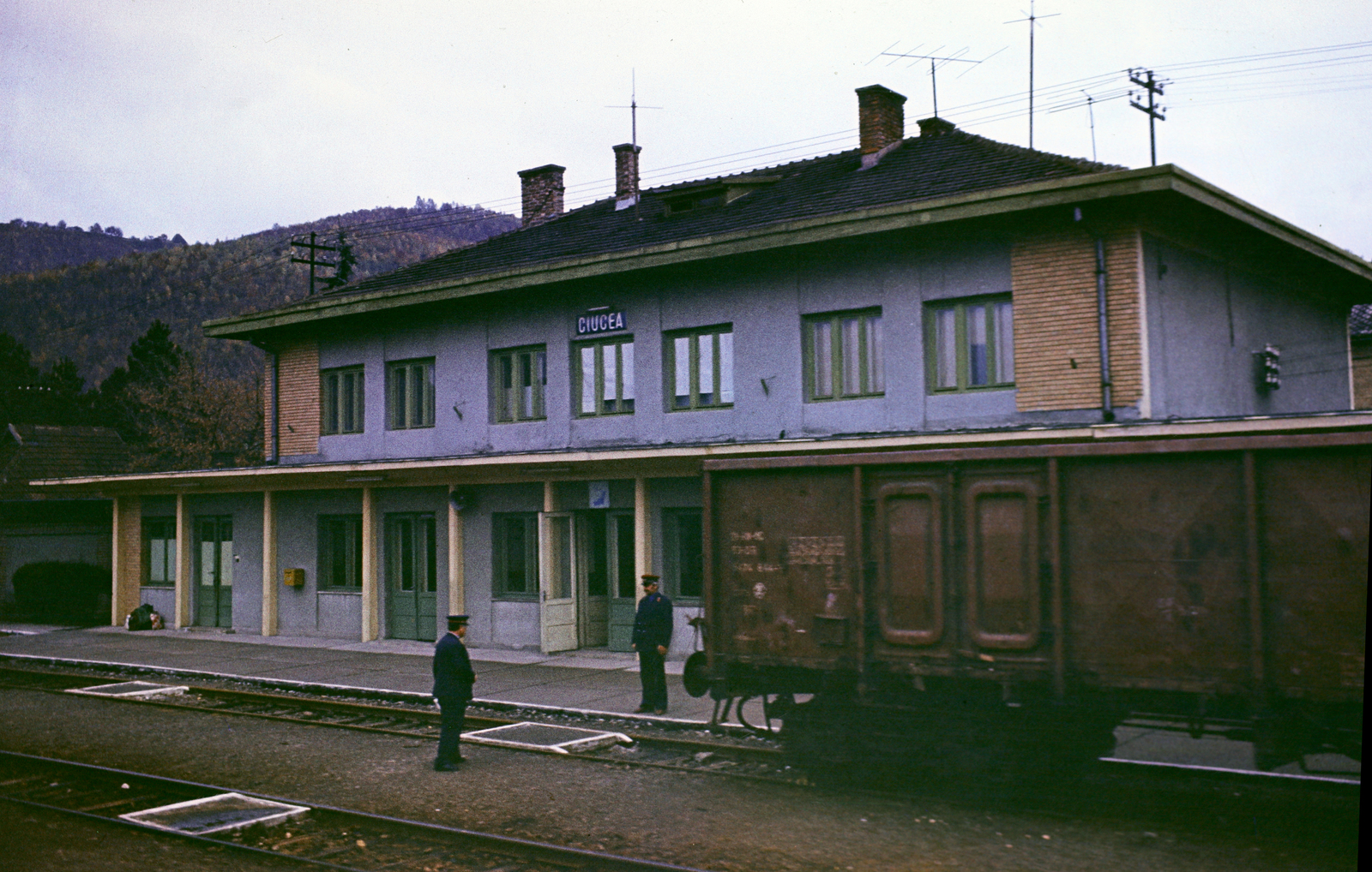 Romania,Transylvania, Ciucea, vasútállomás., 1983, Dőri András, train station, railroader, colorful, Fortepan #218630