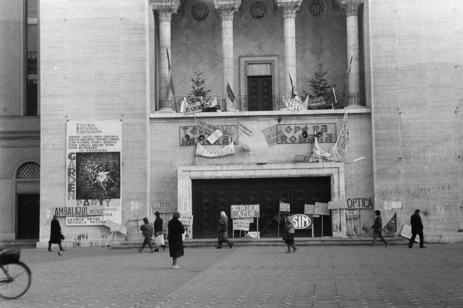Románia,Erdély, Temesvár, Piata Victoriei, Művelődési Palota. Romániai forradalom., 1989, Dőri András, román forradalom, rendszerváltás, Fortepan #218631