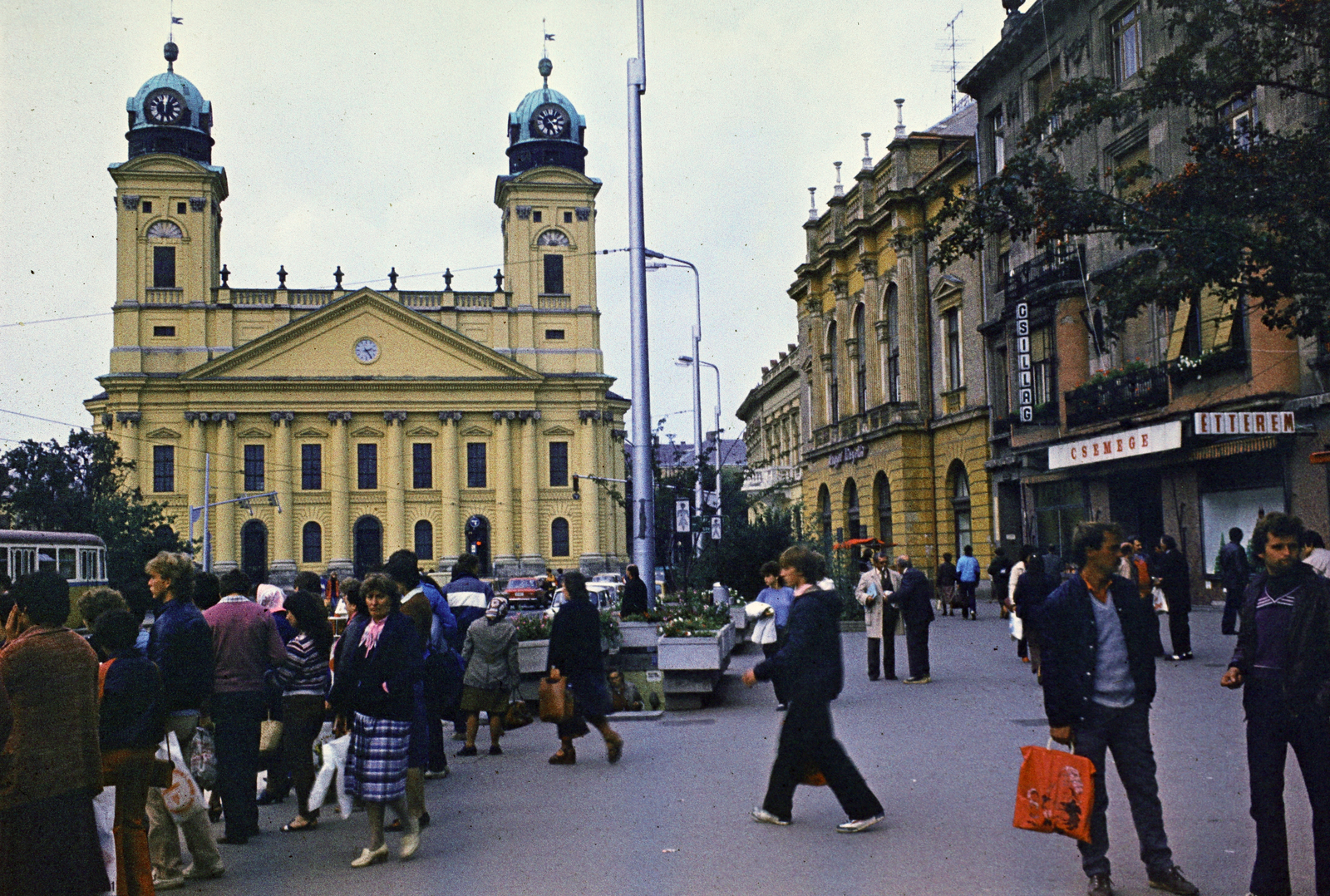 Magyarország, Debrecen, Piac utca (Vörös Hadsereg útja), szemben a Református Nagytemplom., 1988, Dőri András, templom, színes, reklámszatyor, Fortepan #218638